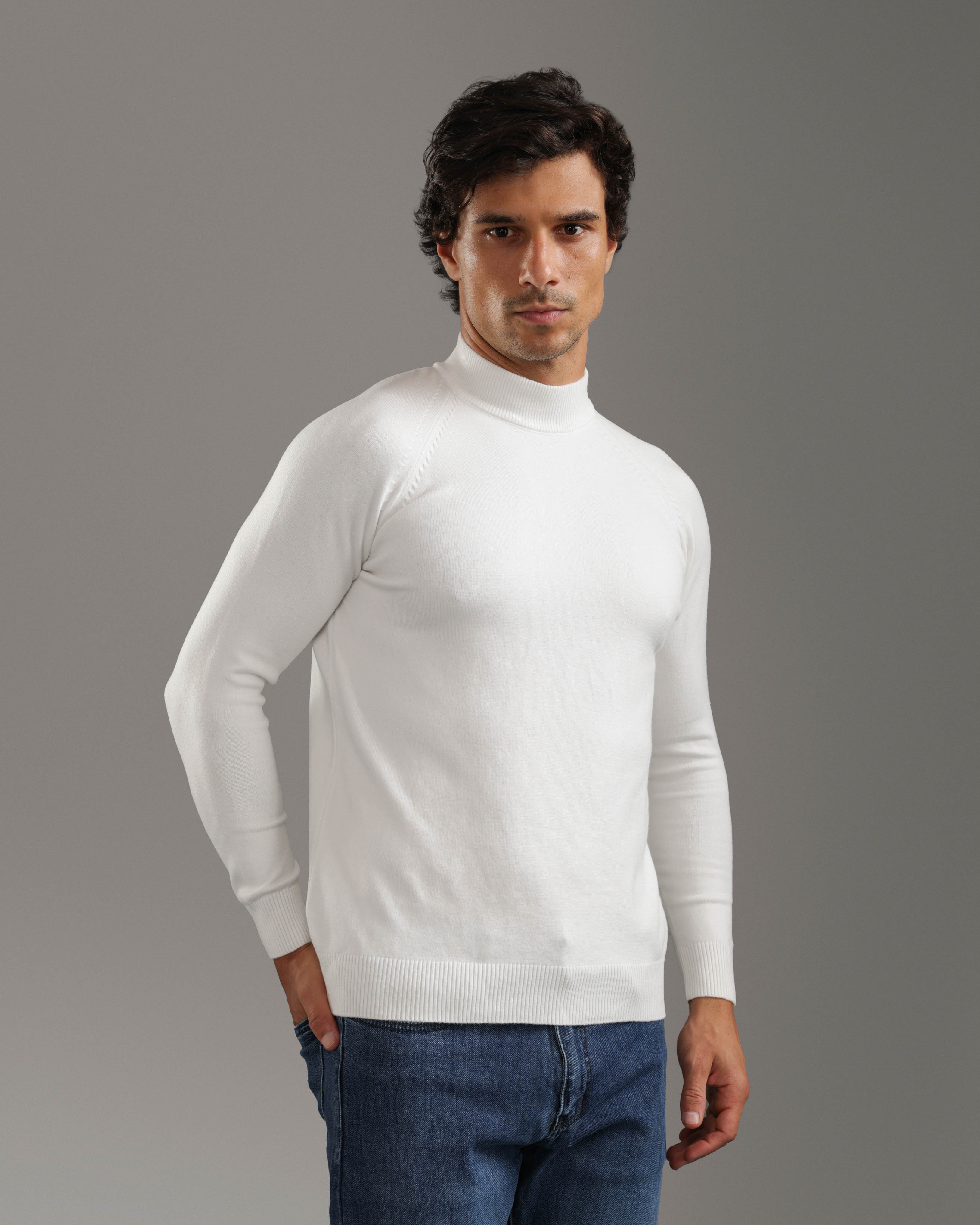 سترة بيضاء عالية الرقبة