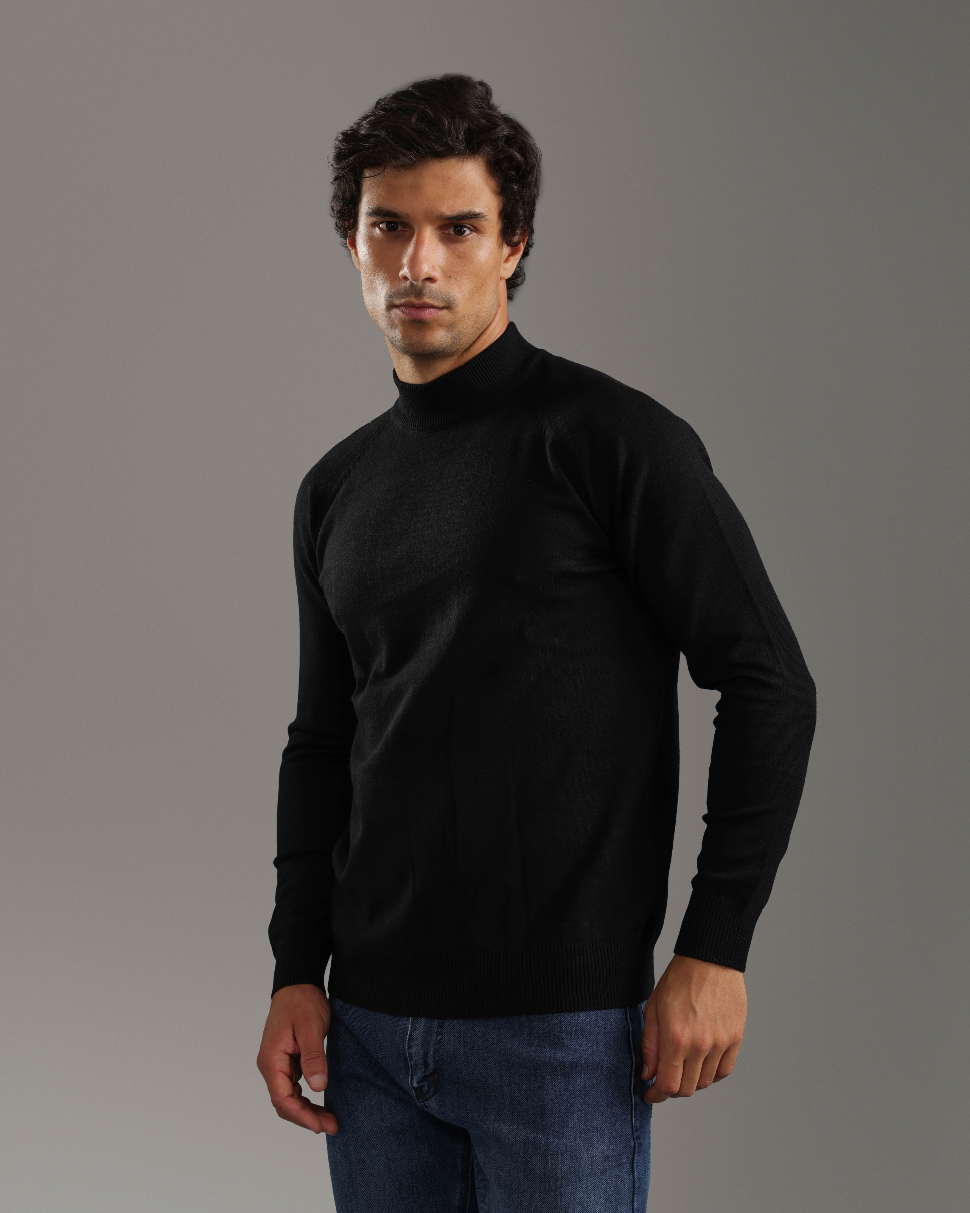 سترة سوداء كلاسيكية برقبة عالية