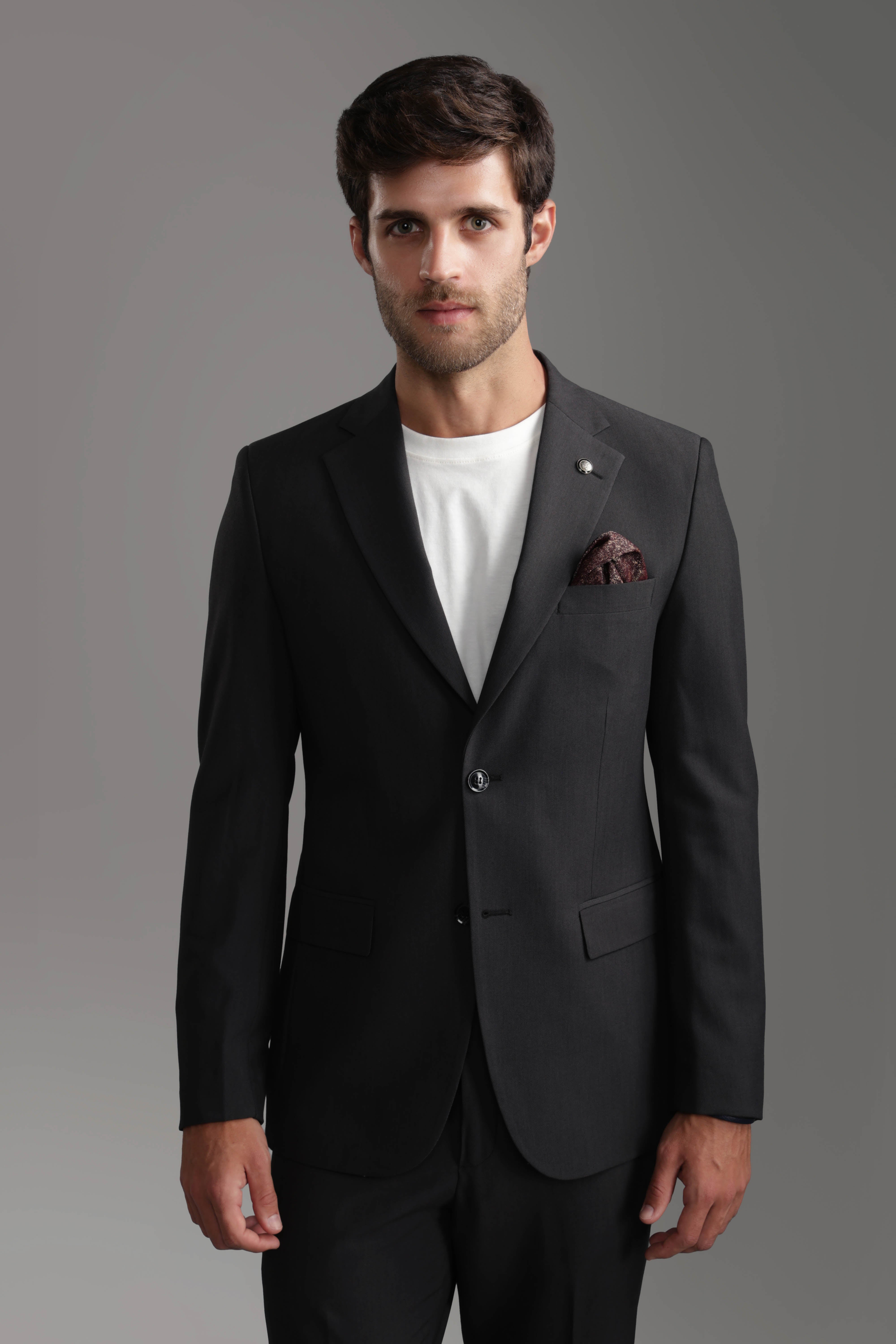 بدلة فحمية ضيقة