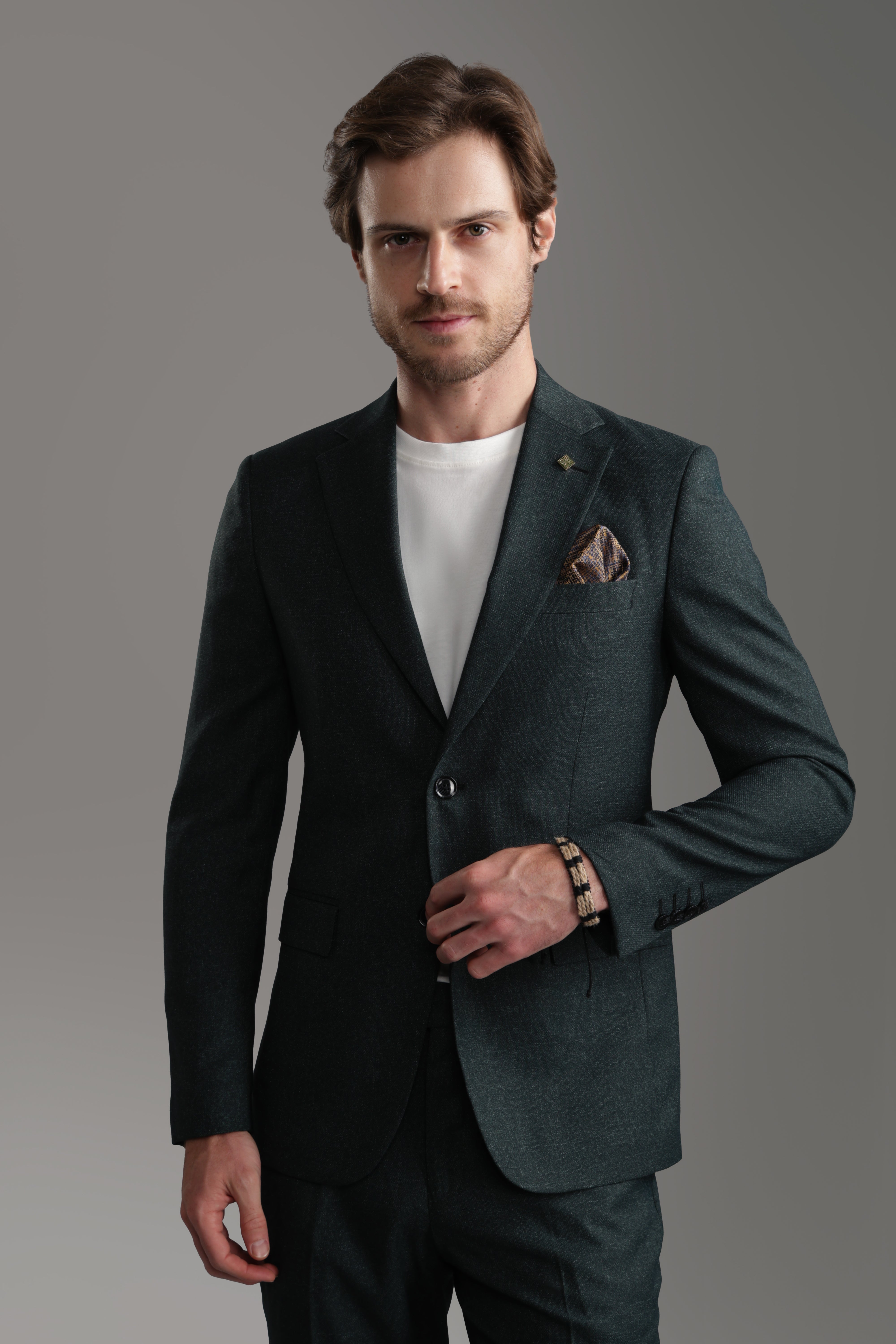 بدلة زيتونية ضيقة