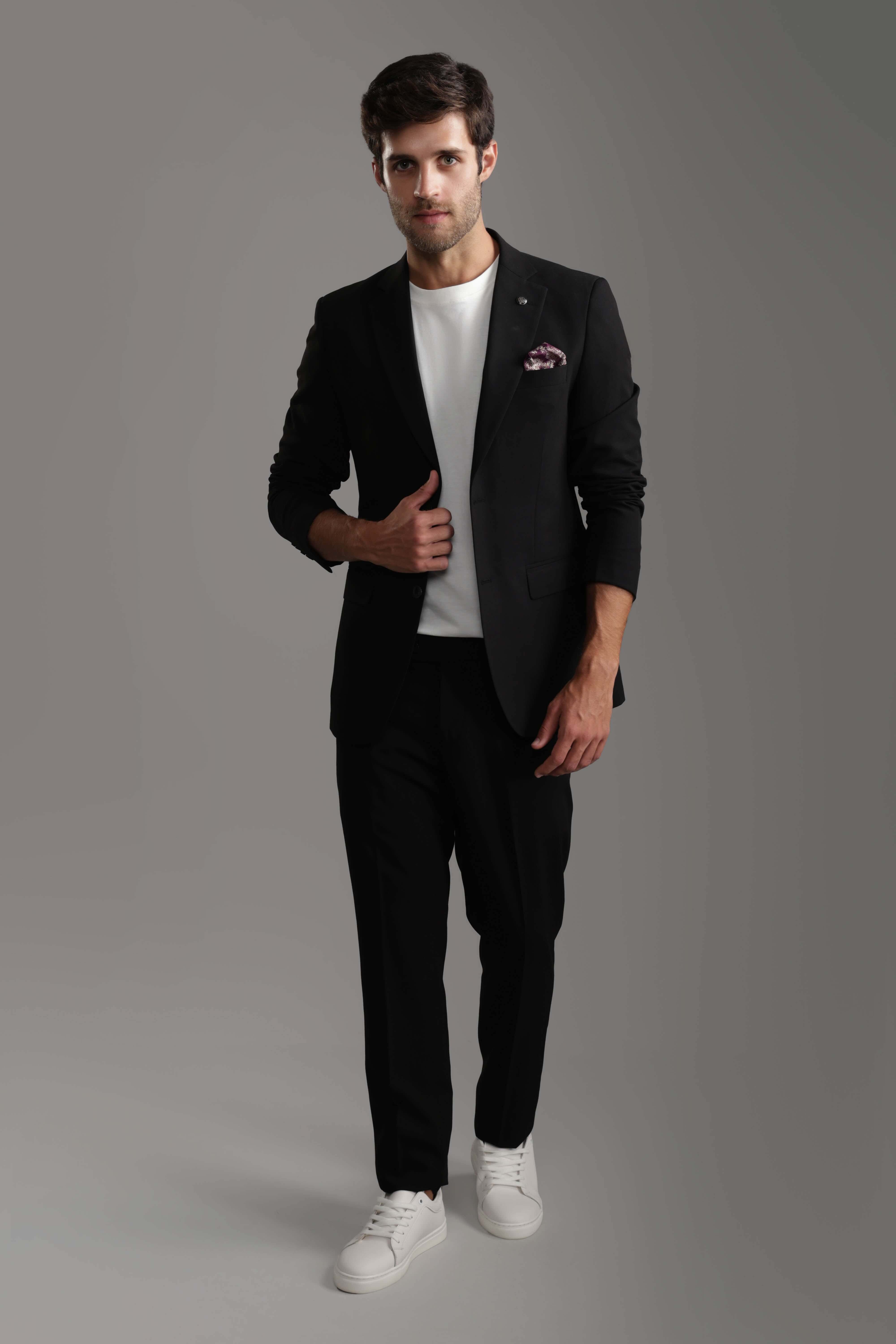 بدلة سوداء ضيقة