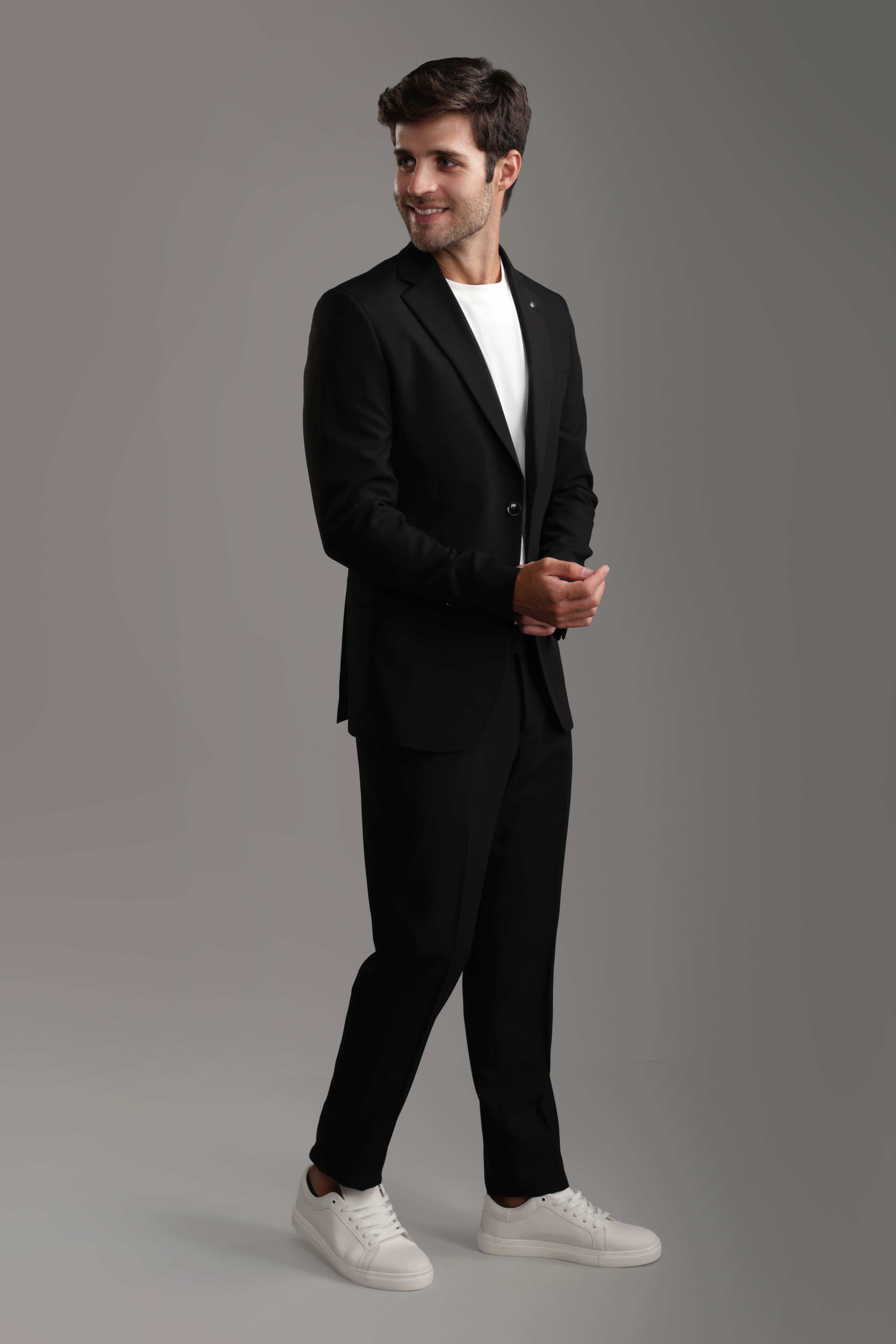 بدلة سوداء ضيقة