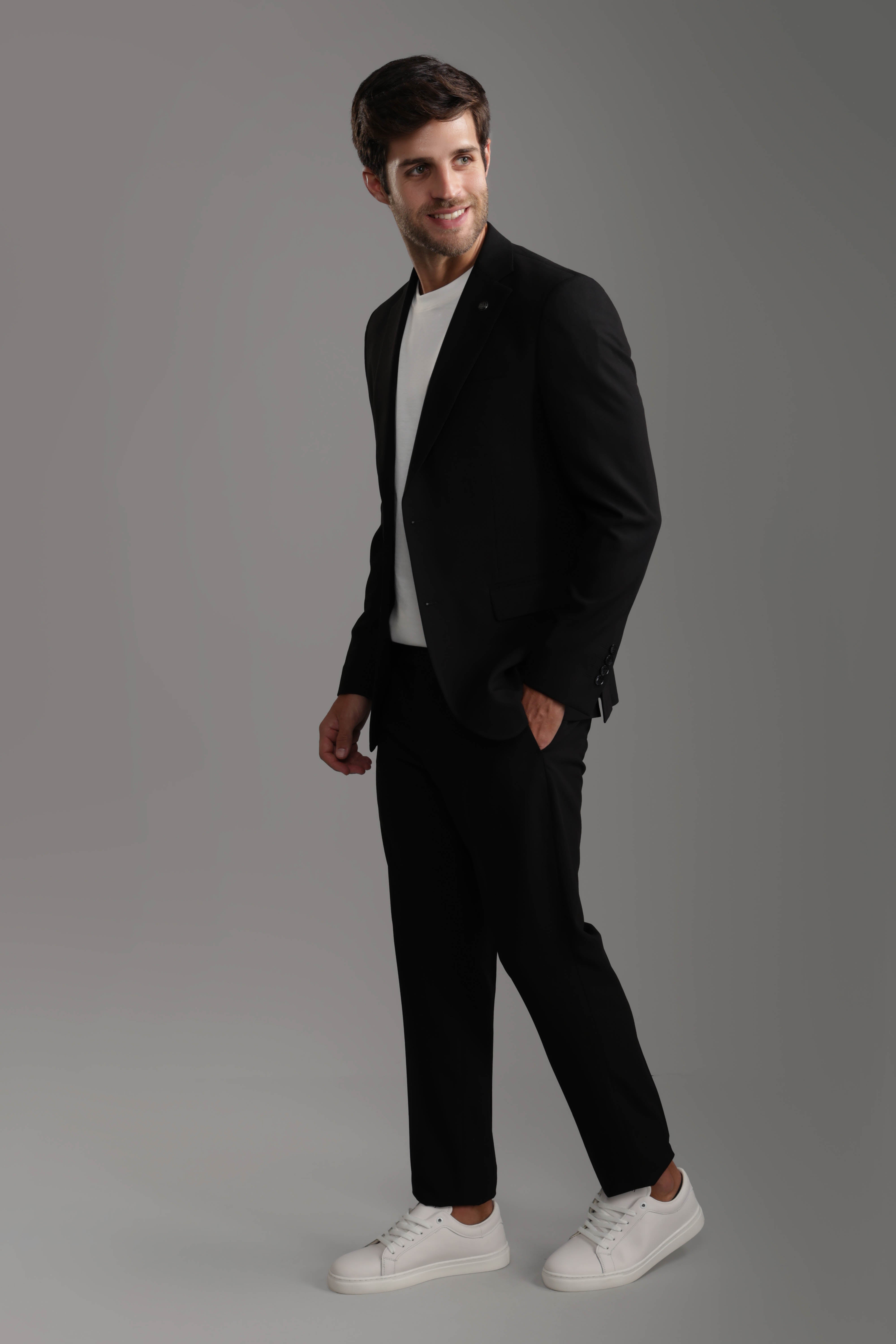 بدلة سوداء ضيقة