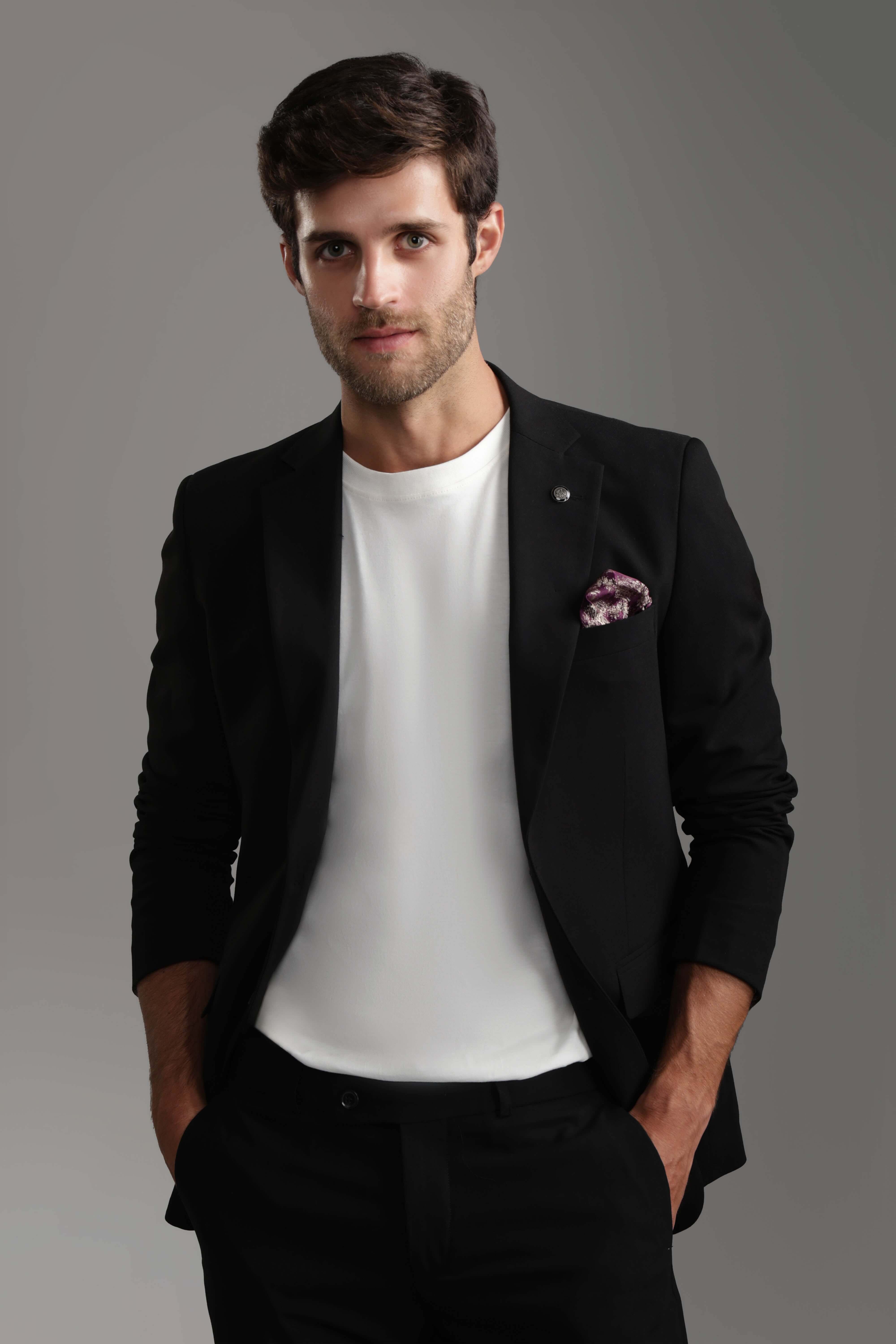 بدلة سوداء ضيقة