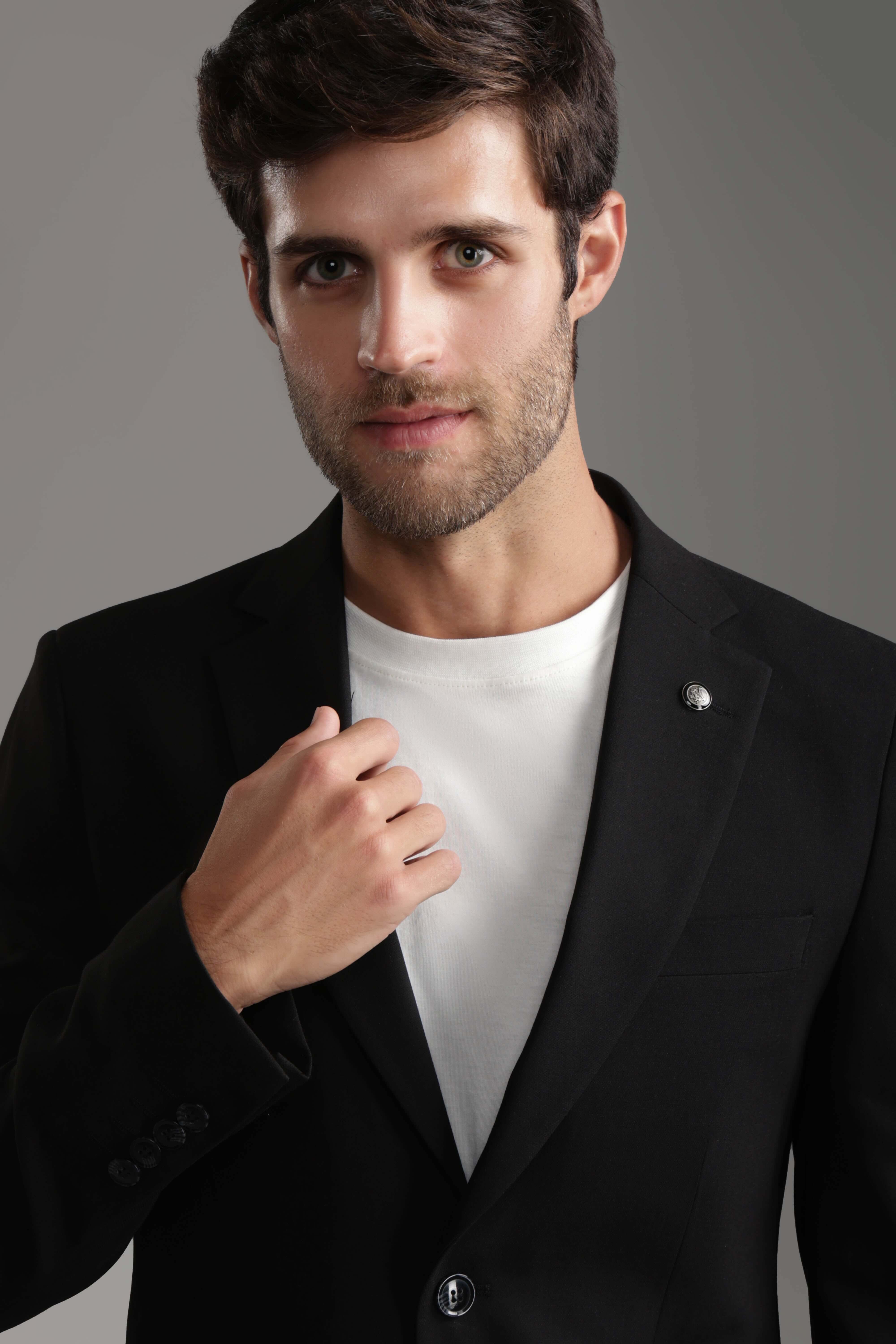 بدلة سوداء ضيقة