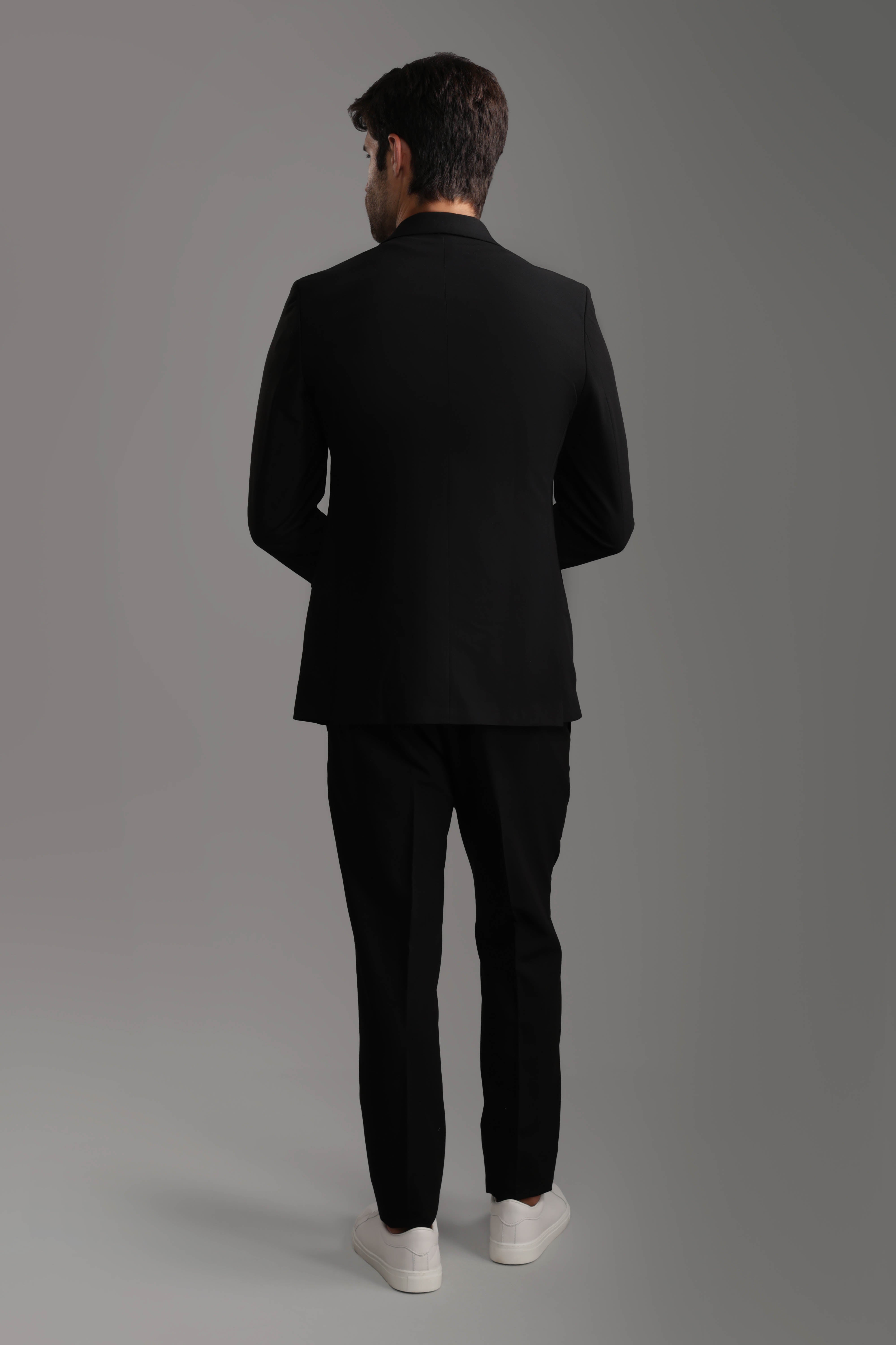 بدلة سوداء ضيقة