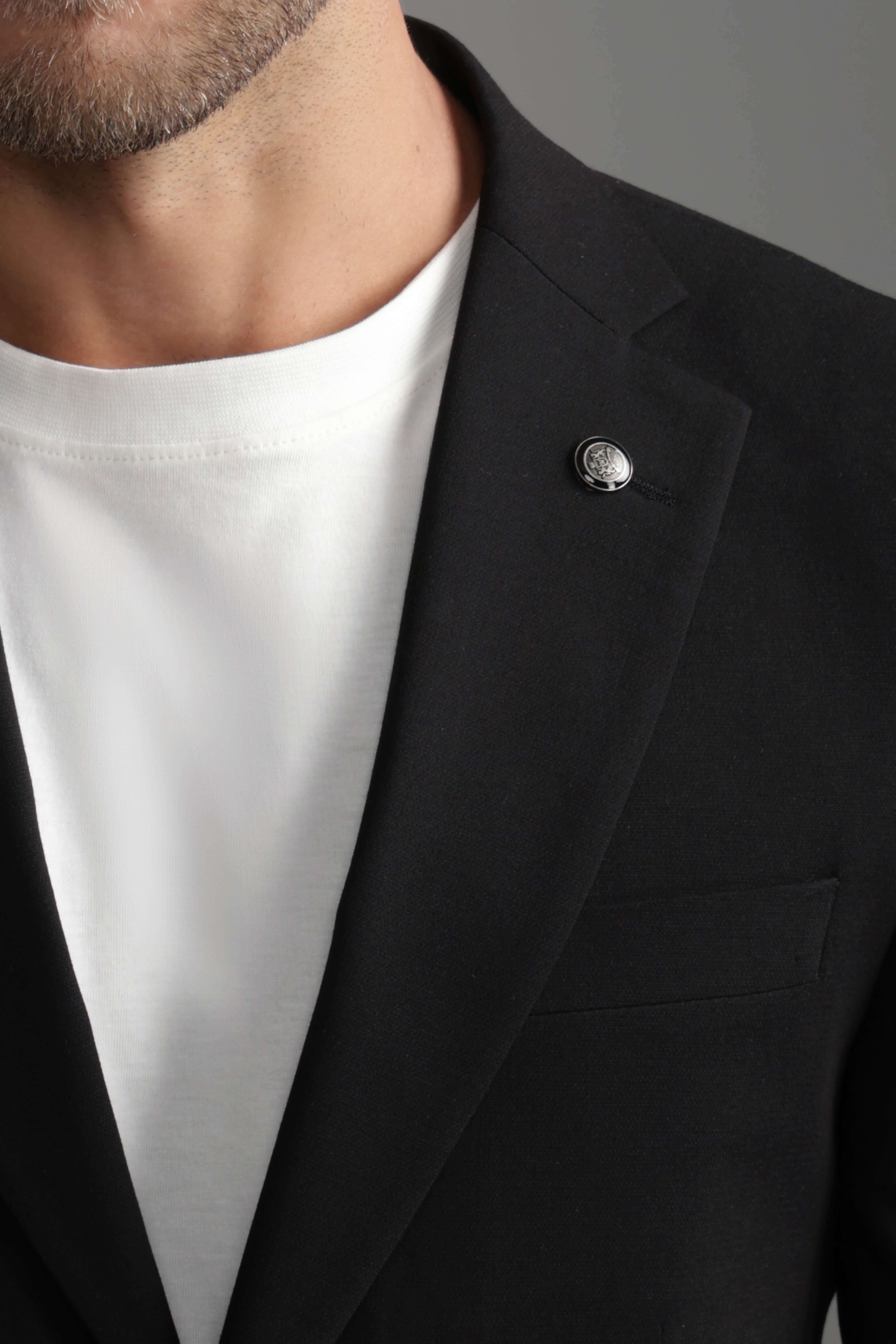 بدلة سوداء ضيقة