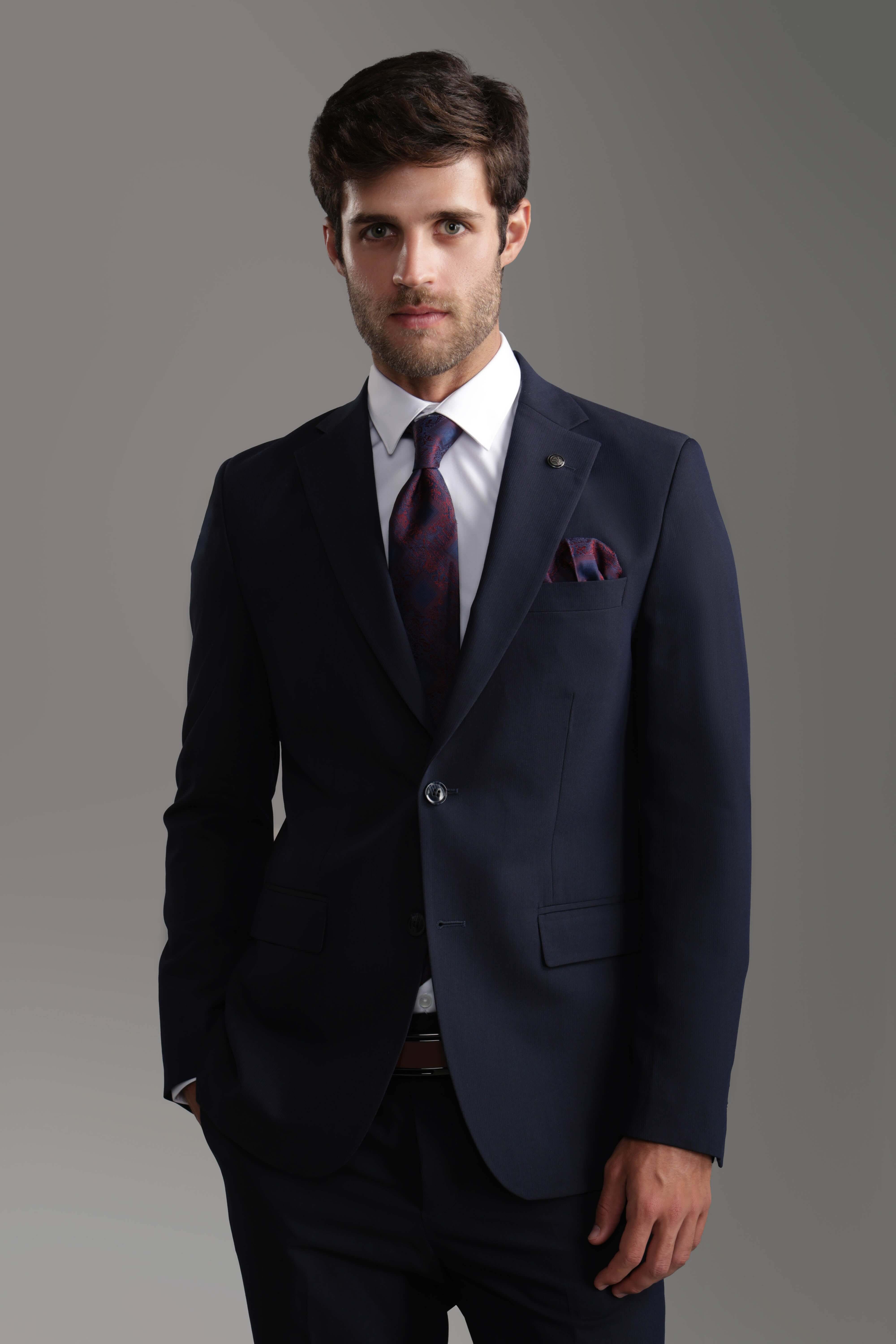 بدلة زرقاء داكنة ضيقة