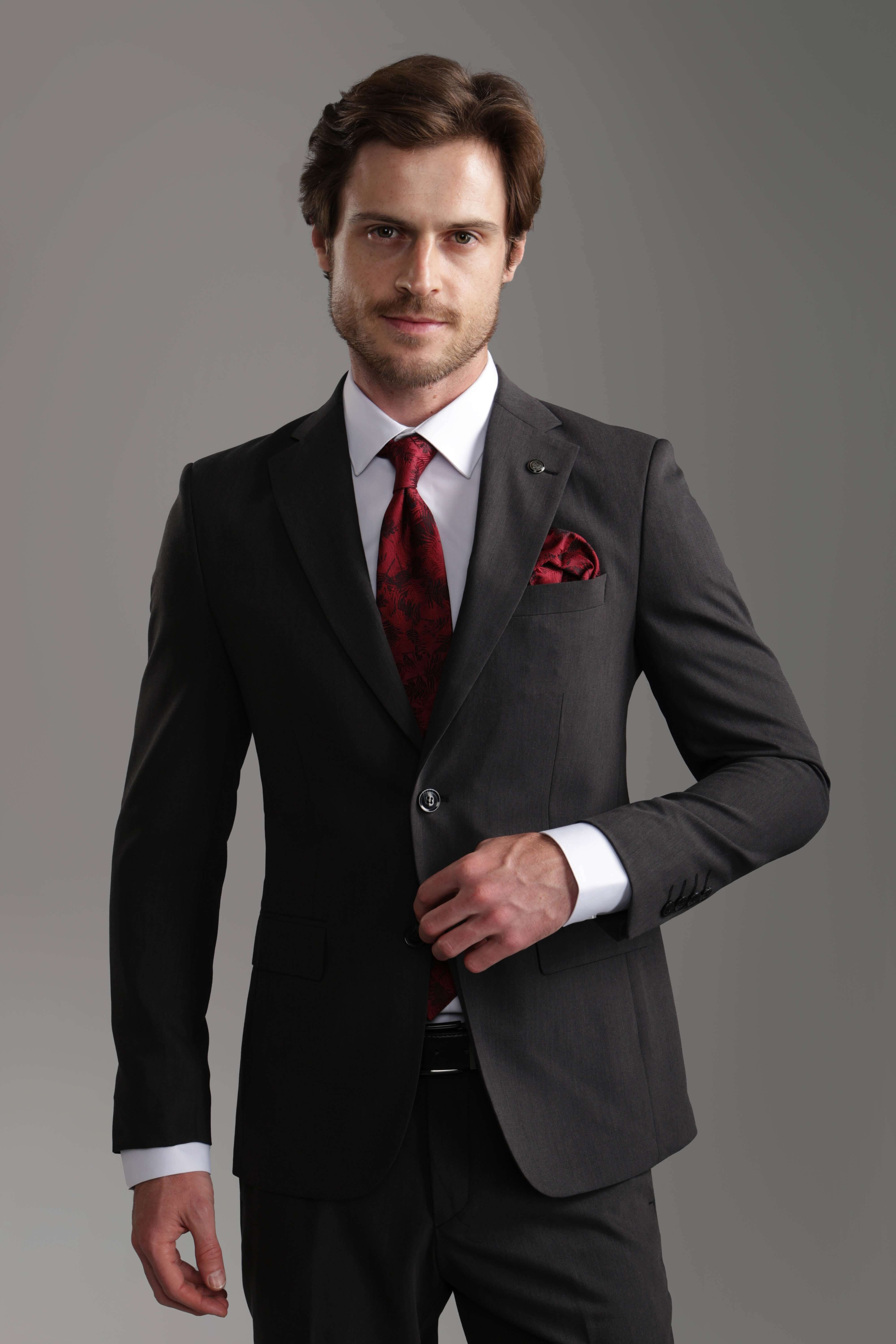 بدلة فحمية ضيقة