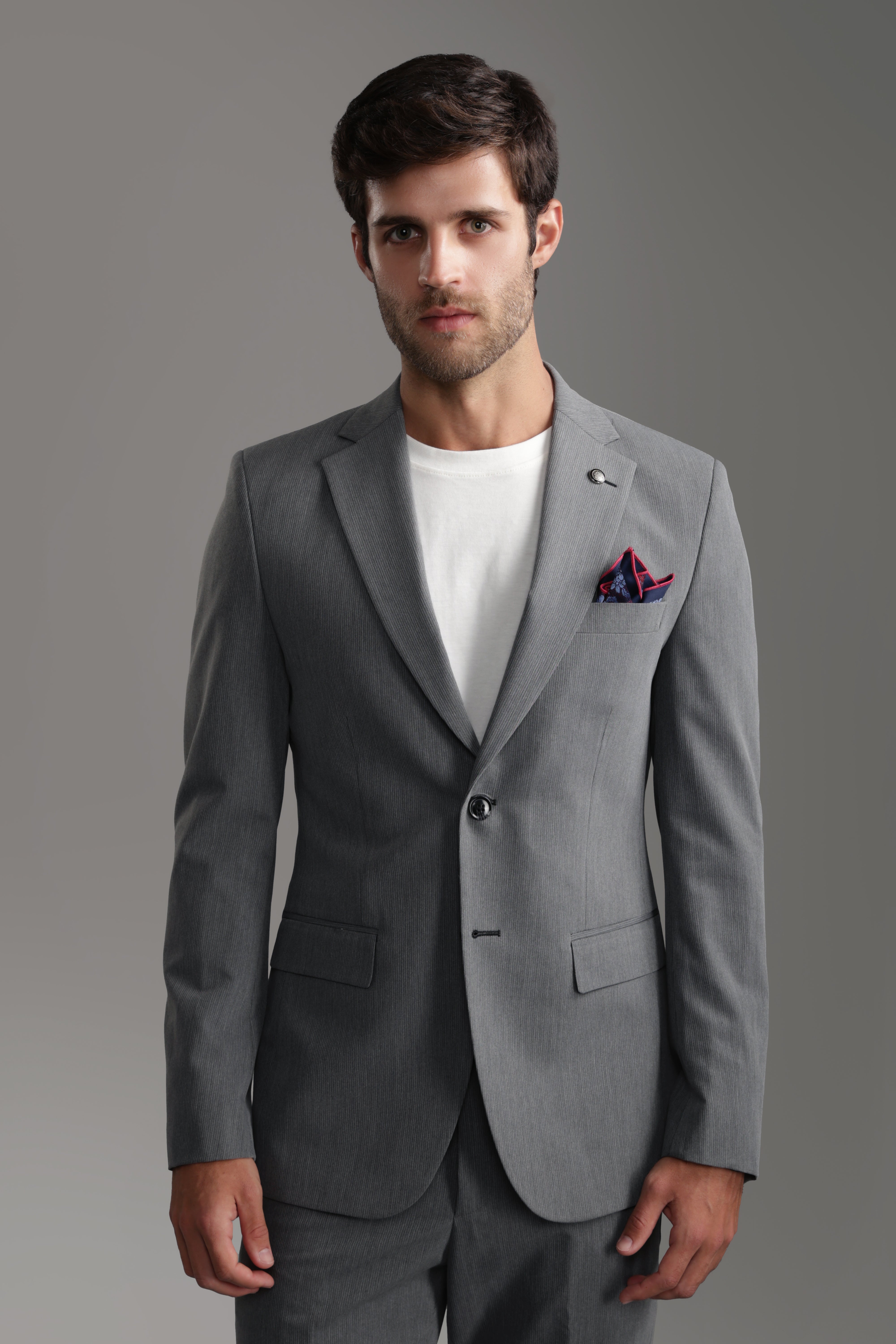 بدلة رمادية فاتحة بقصّة Slim Fit