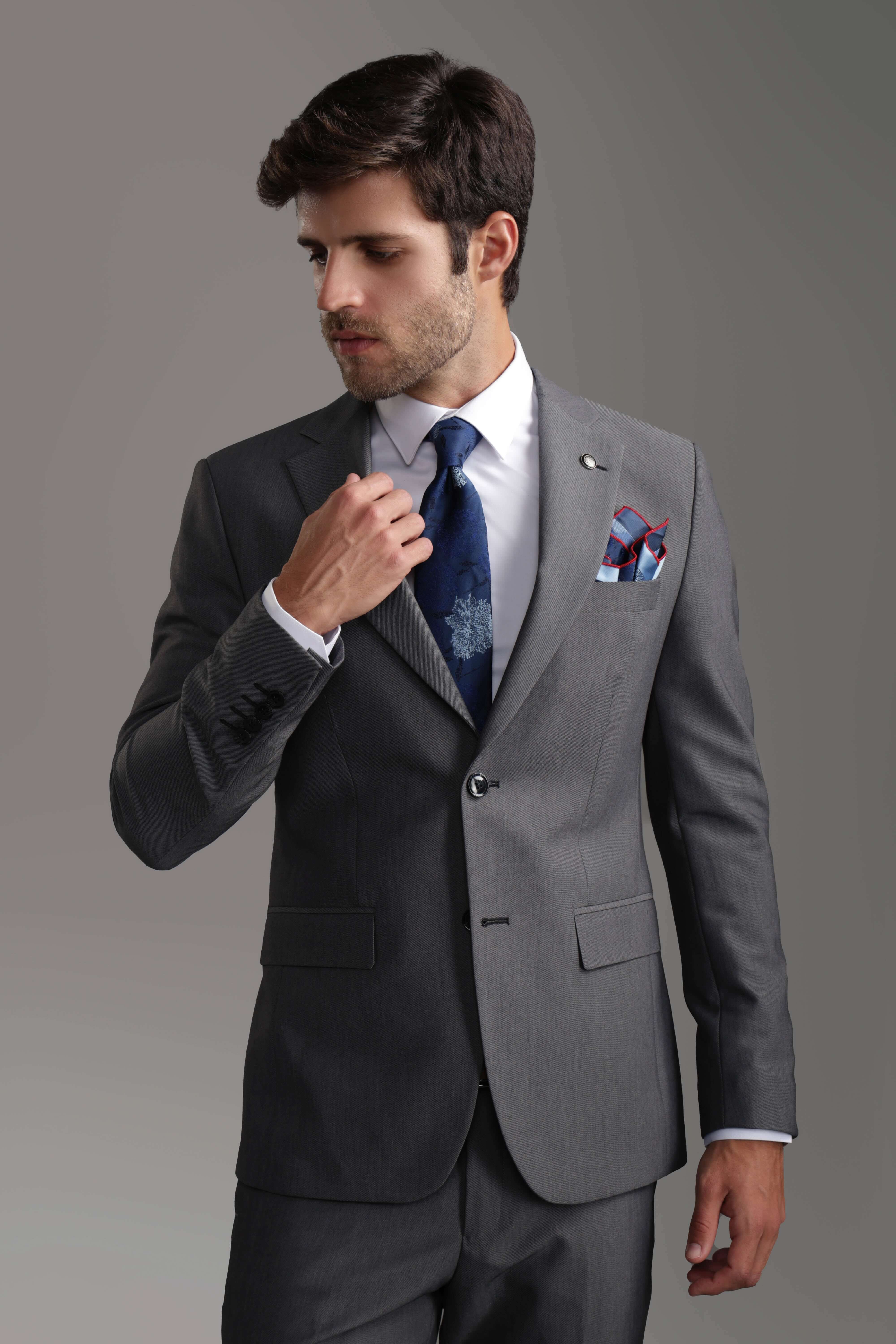 بدلة رمادية ضيقة