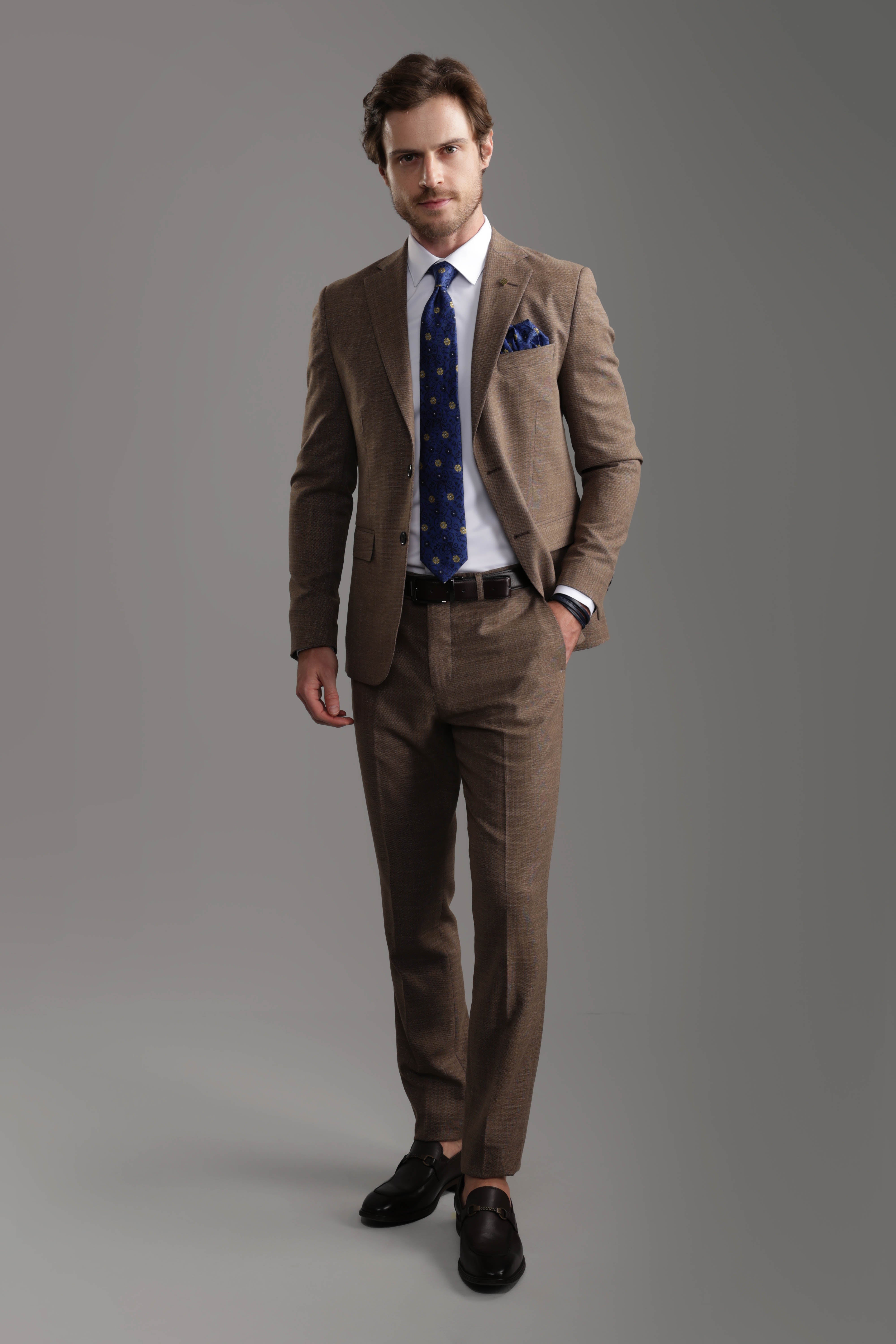 بدلة بنية ضيقة