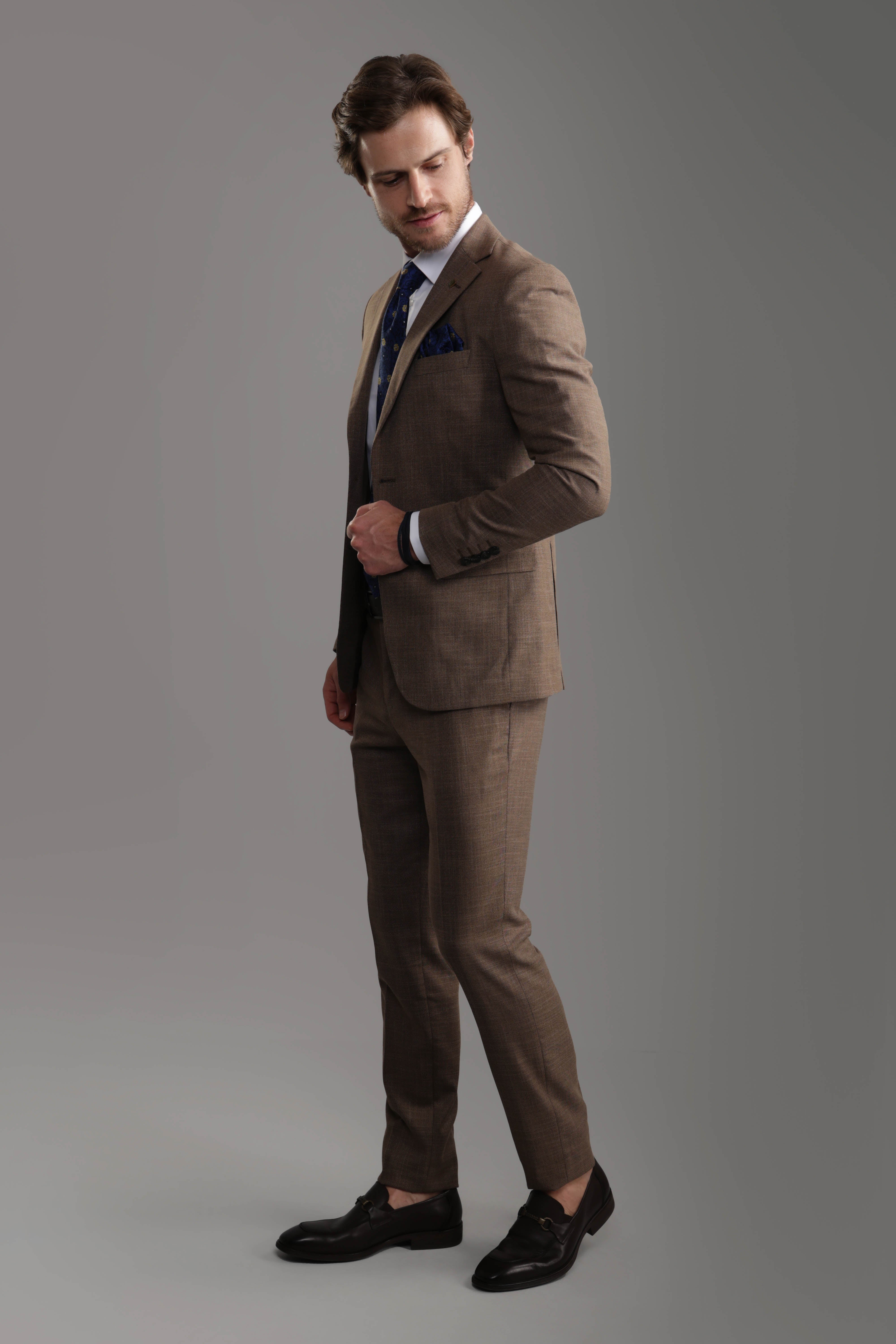 بدلة بنية ضيقة