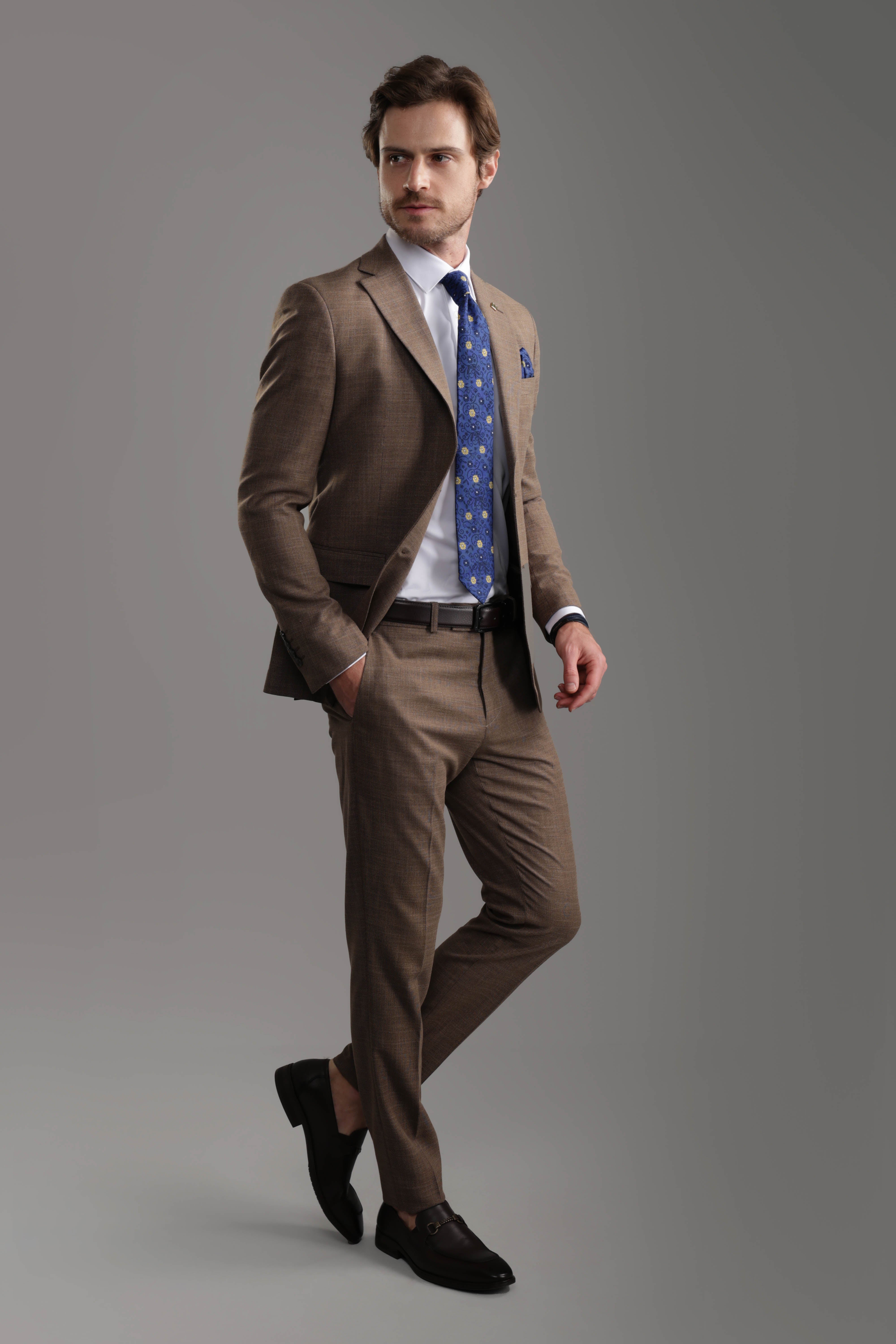 بدلة بنية ضيقة