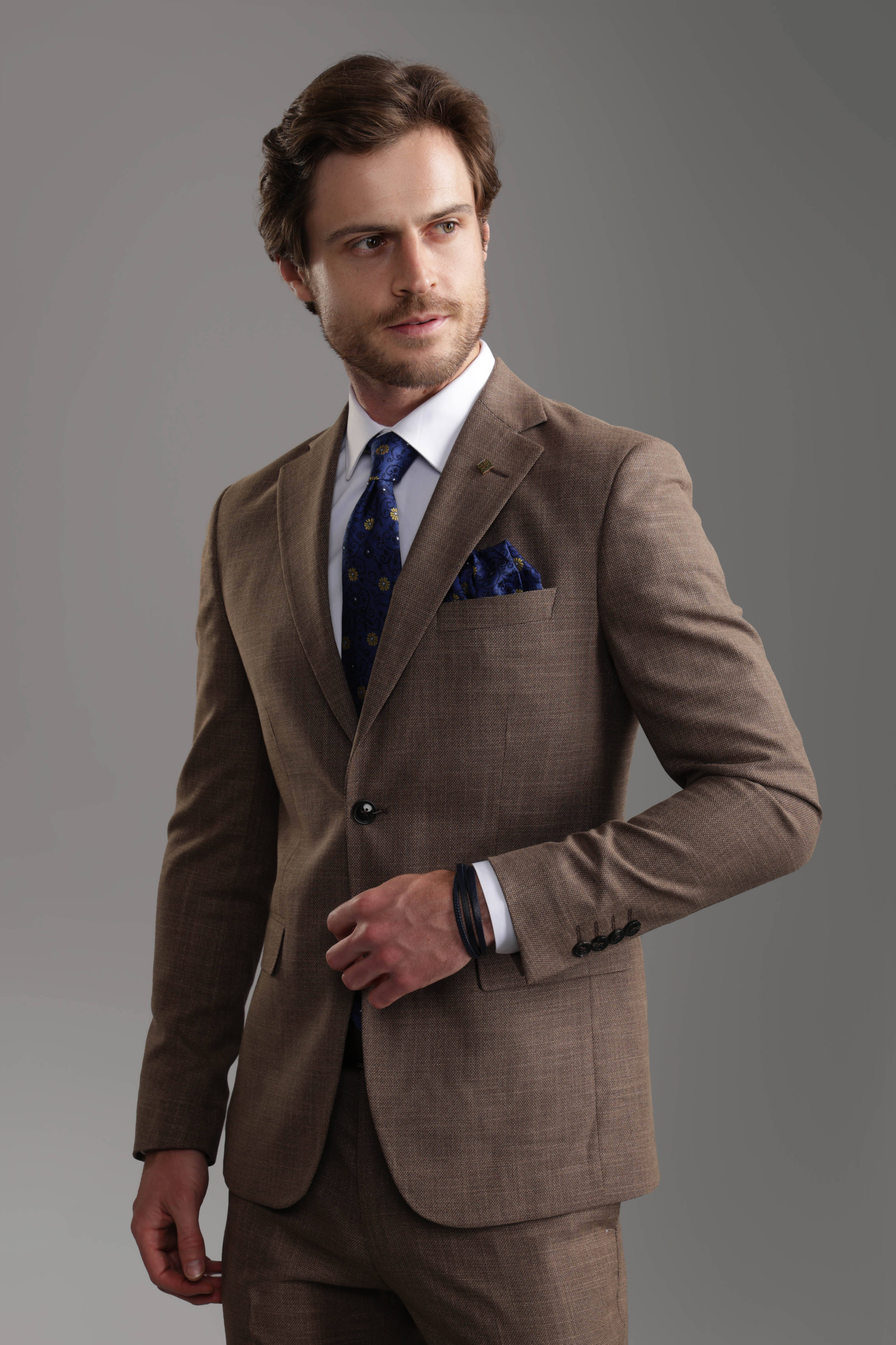 بدلة بنية ضيقة