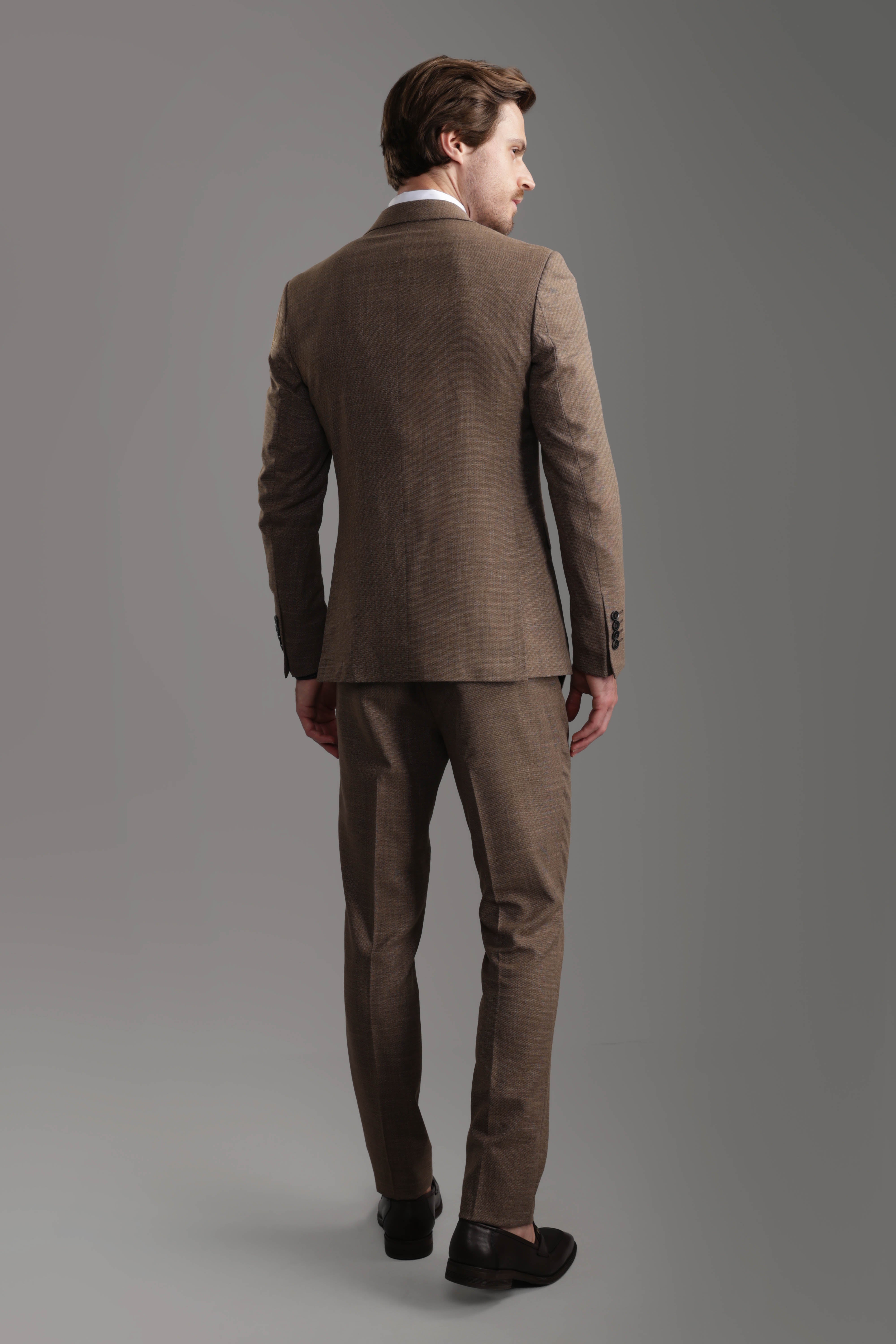 بدلة بنية ضيقة