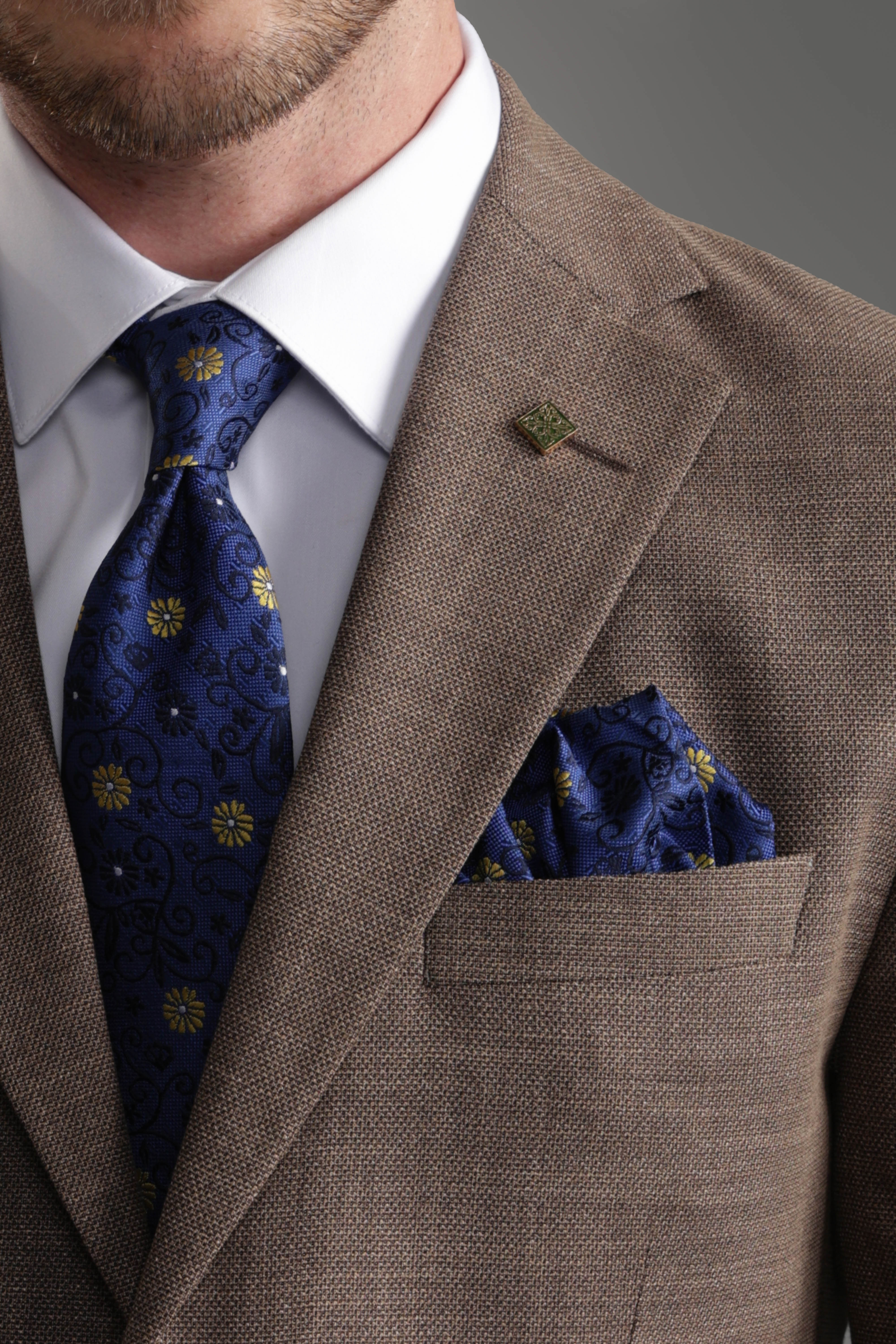 بدلة بنية ضيقة