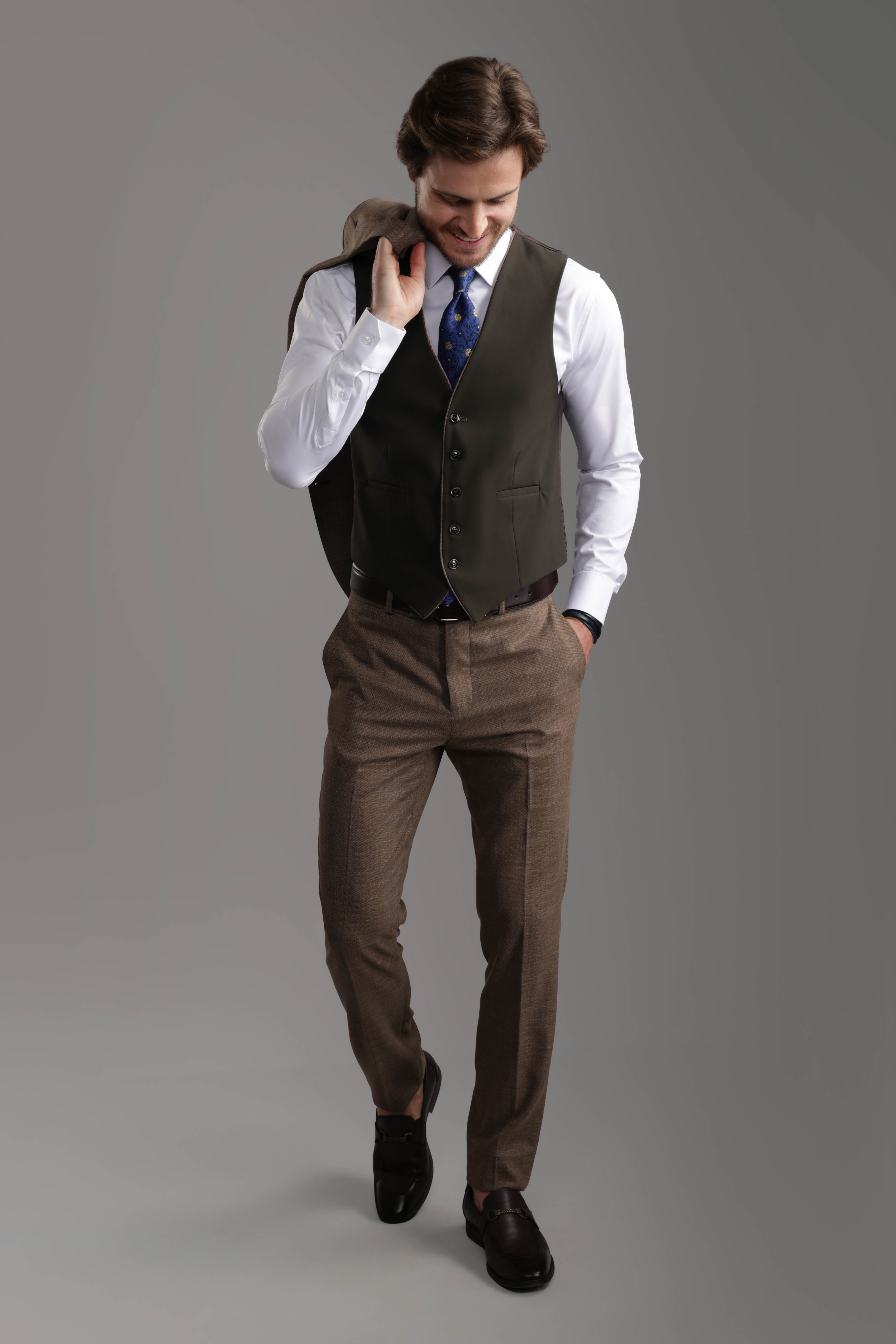 بدلة بنية ضيقة