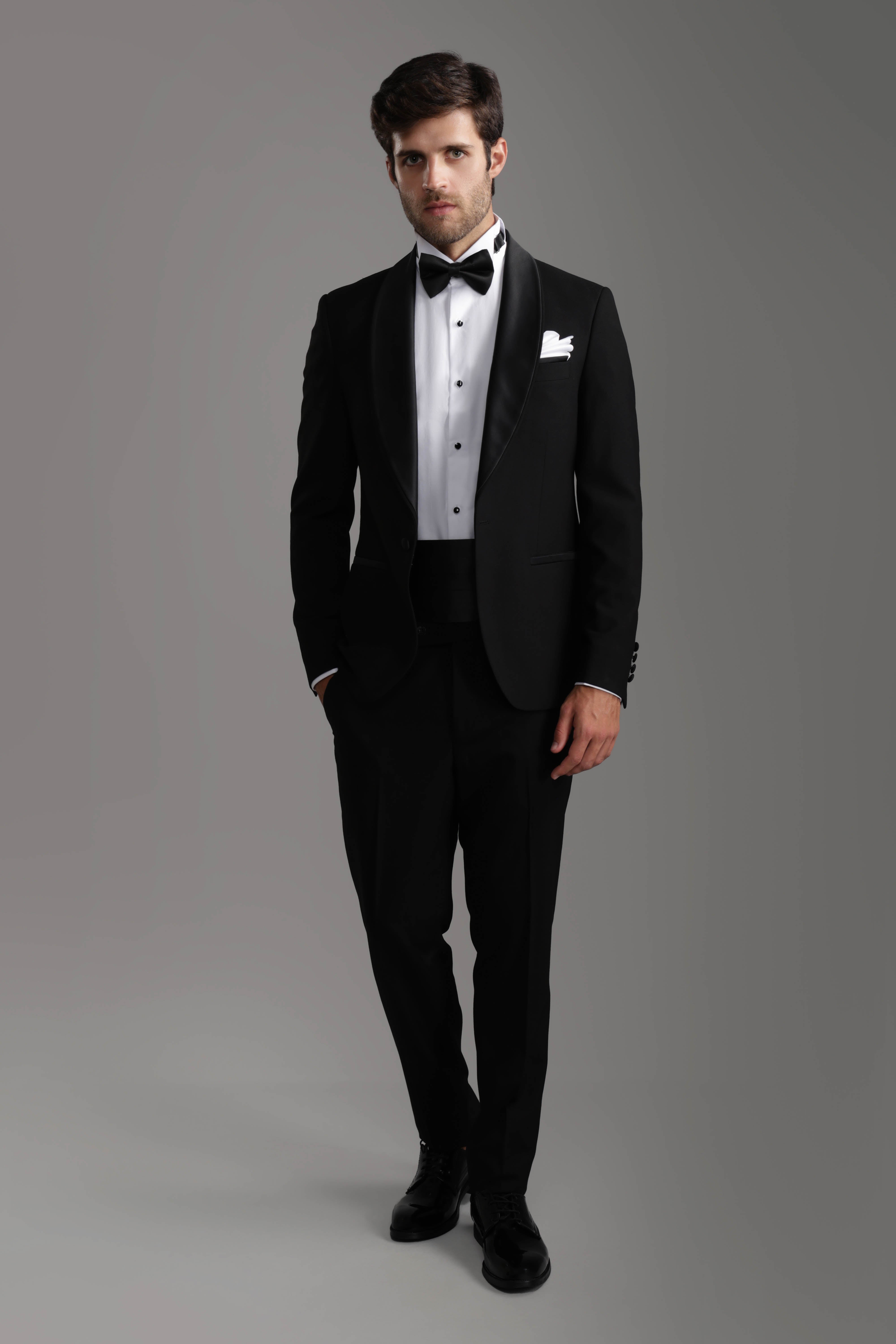 بدلة رسمية سوداء ضيقة