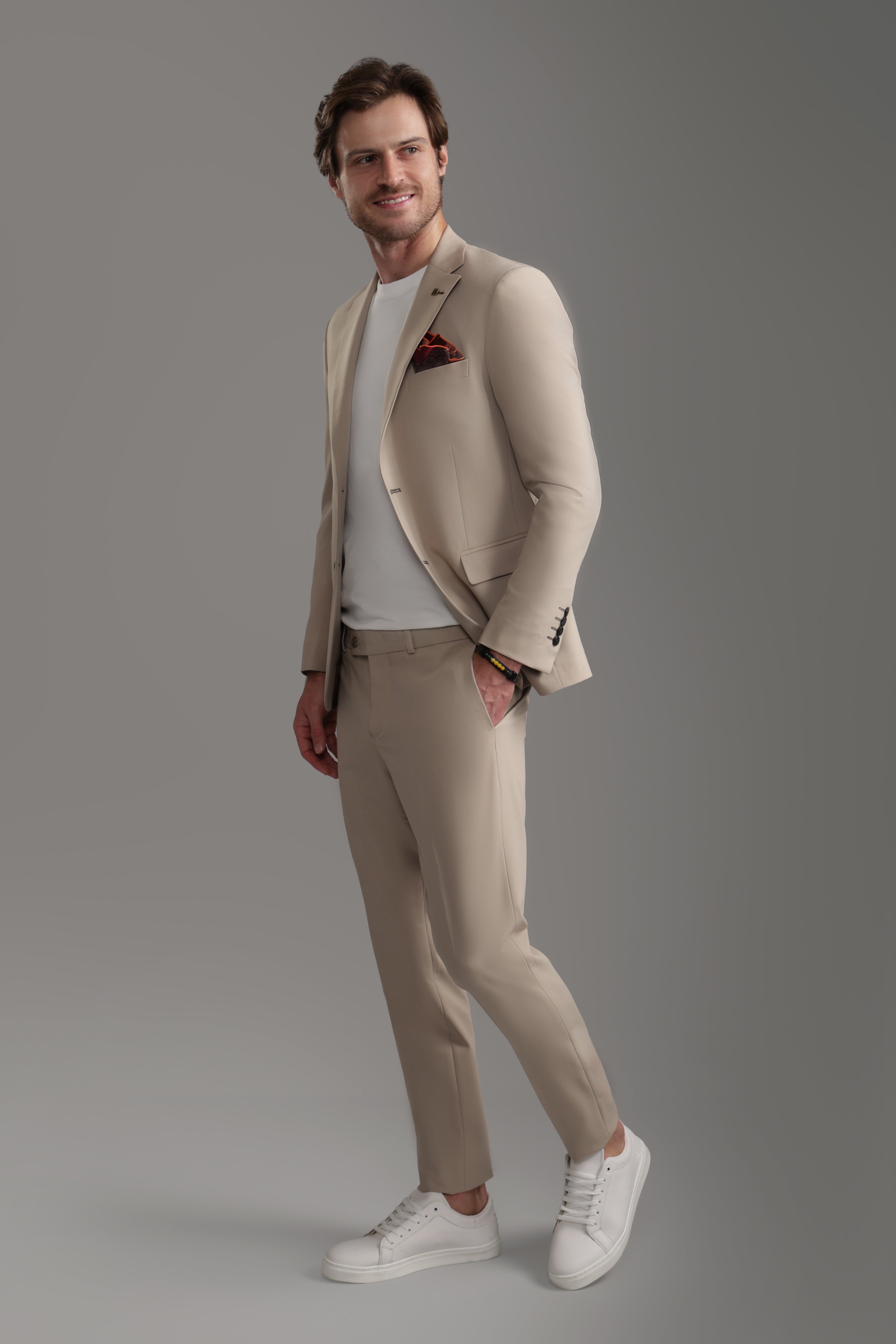 بدلة بيج ضيقة