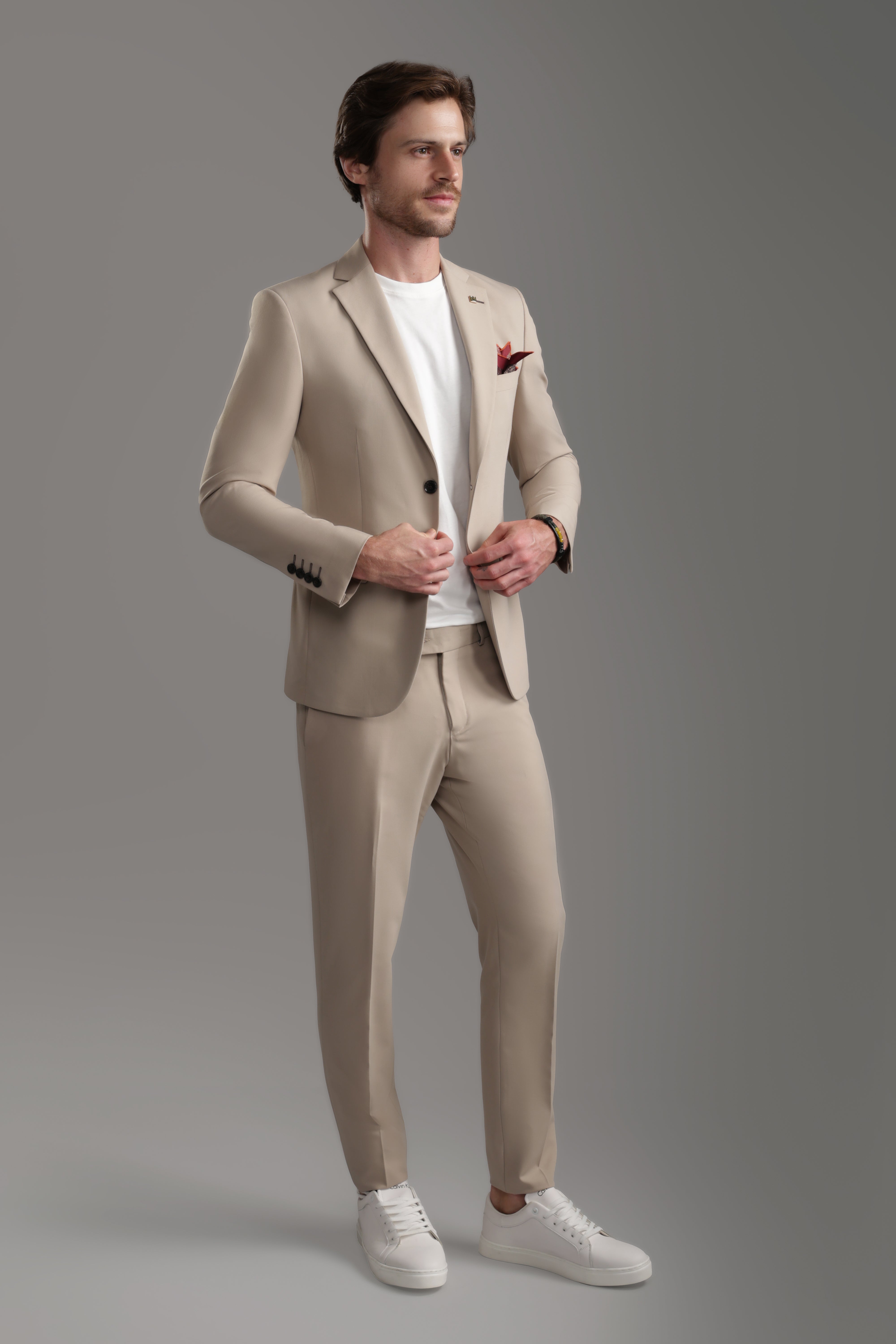 بدلة بيج ضيقة