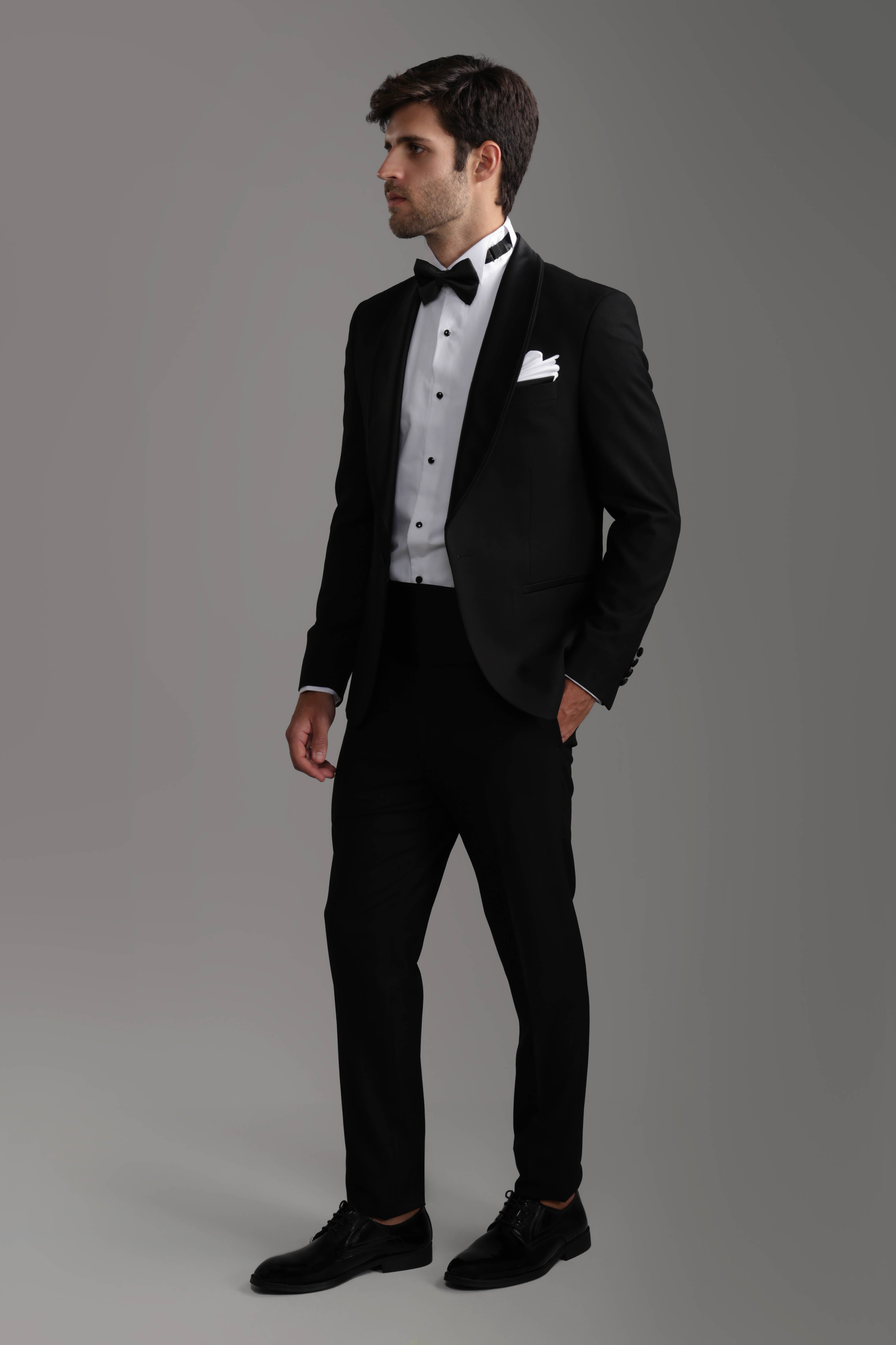 بدلة رسمية سوداء ضيقة