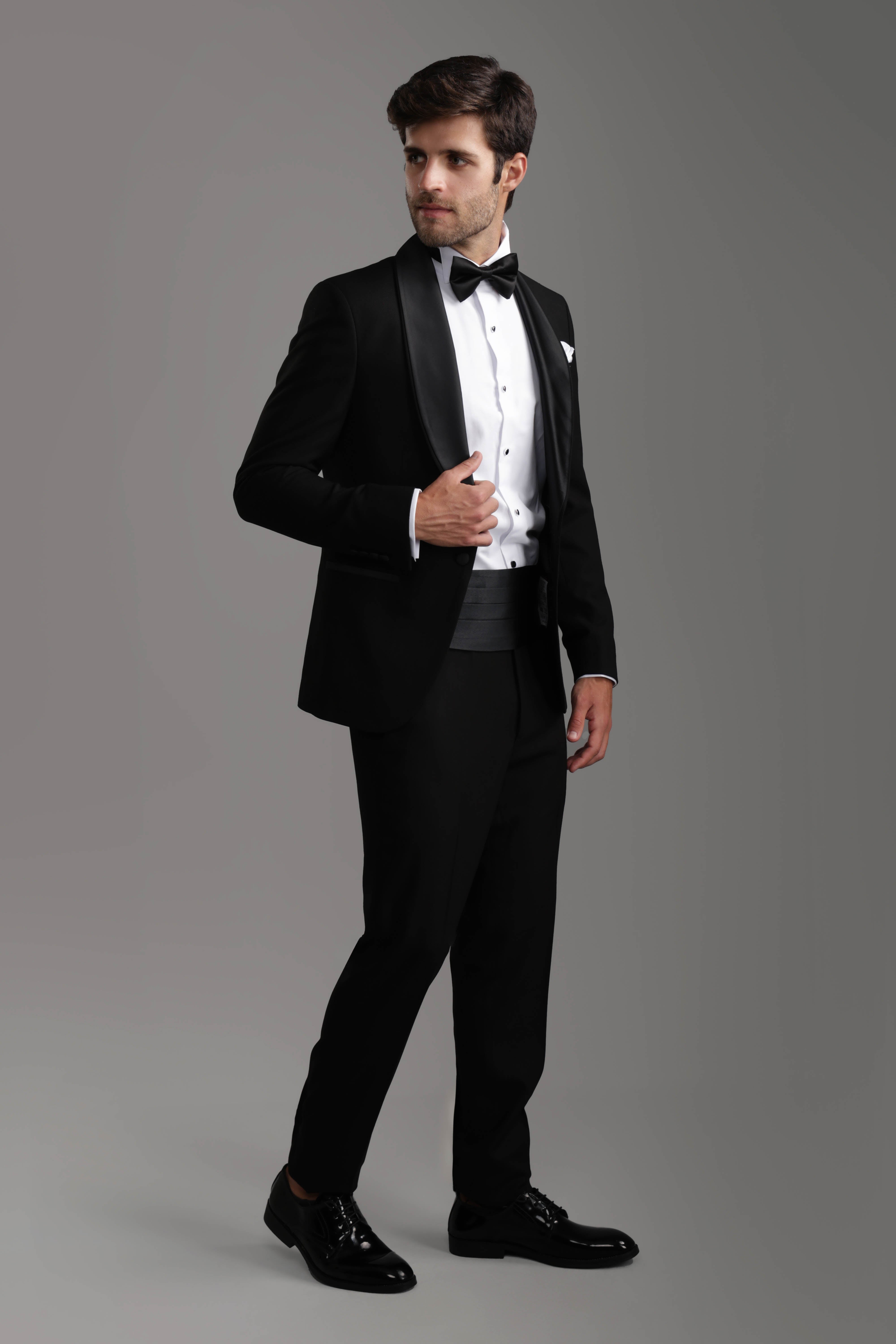 بدلة رسمية سوداء ضيقة