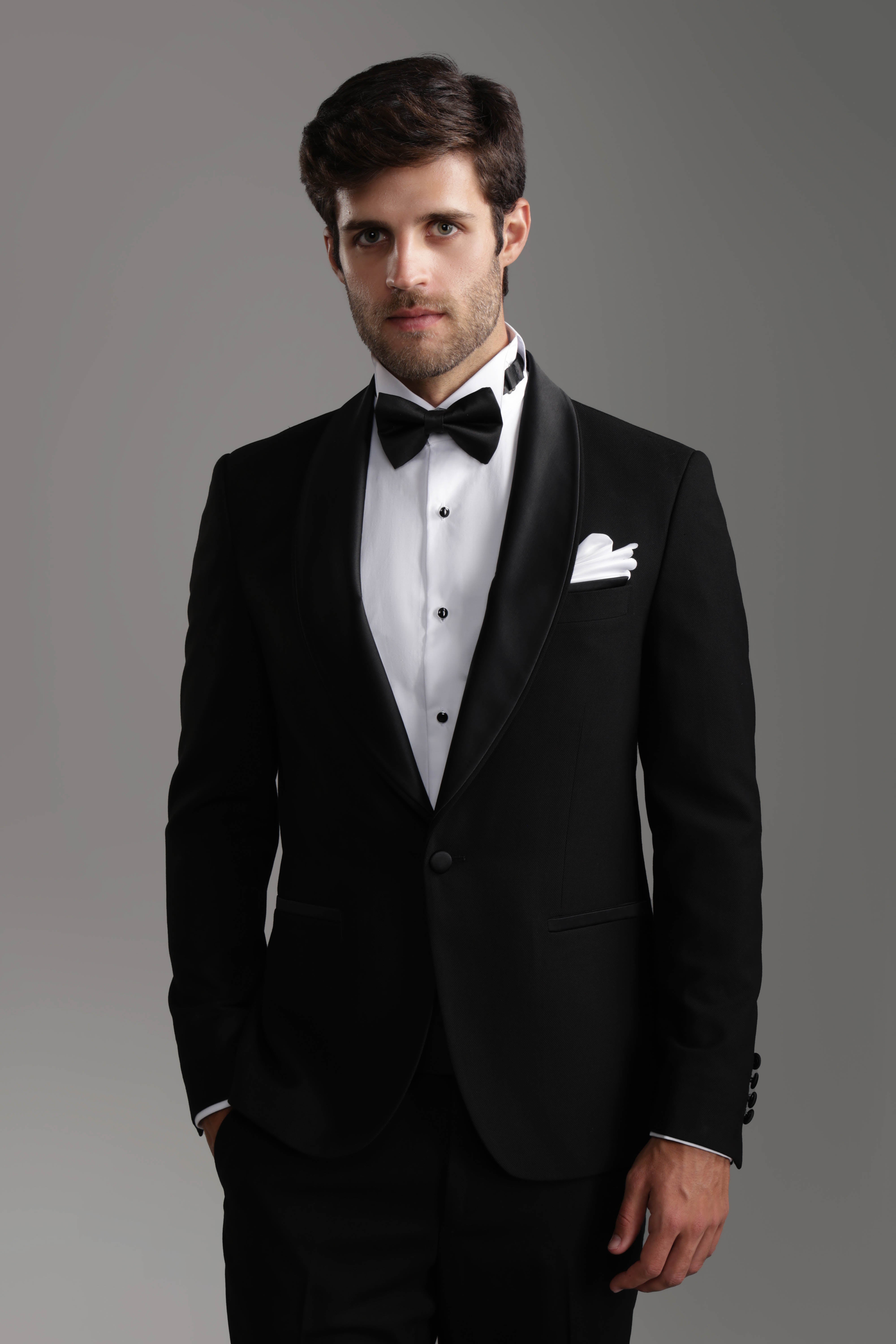 بدلة رسمية سوداء ضيقة