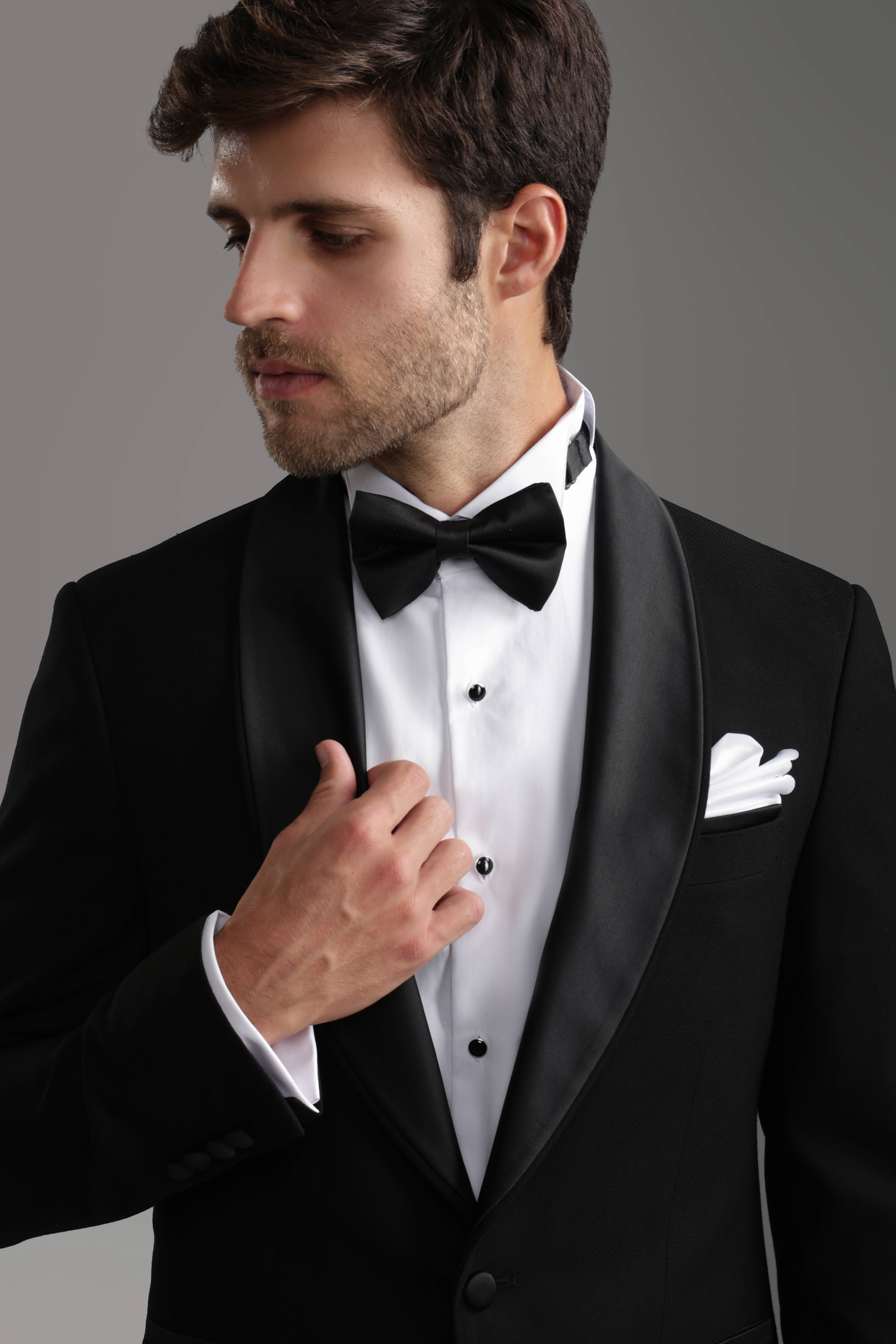 بدلة رسمية سوداء ضيقة