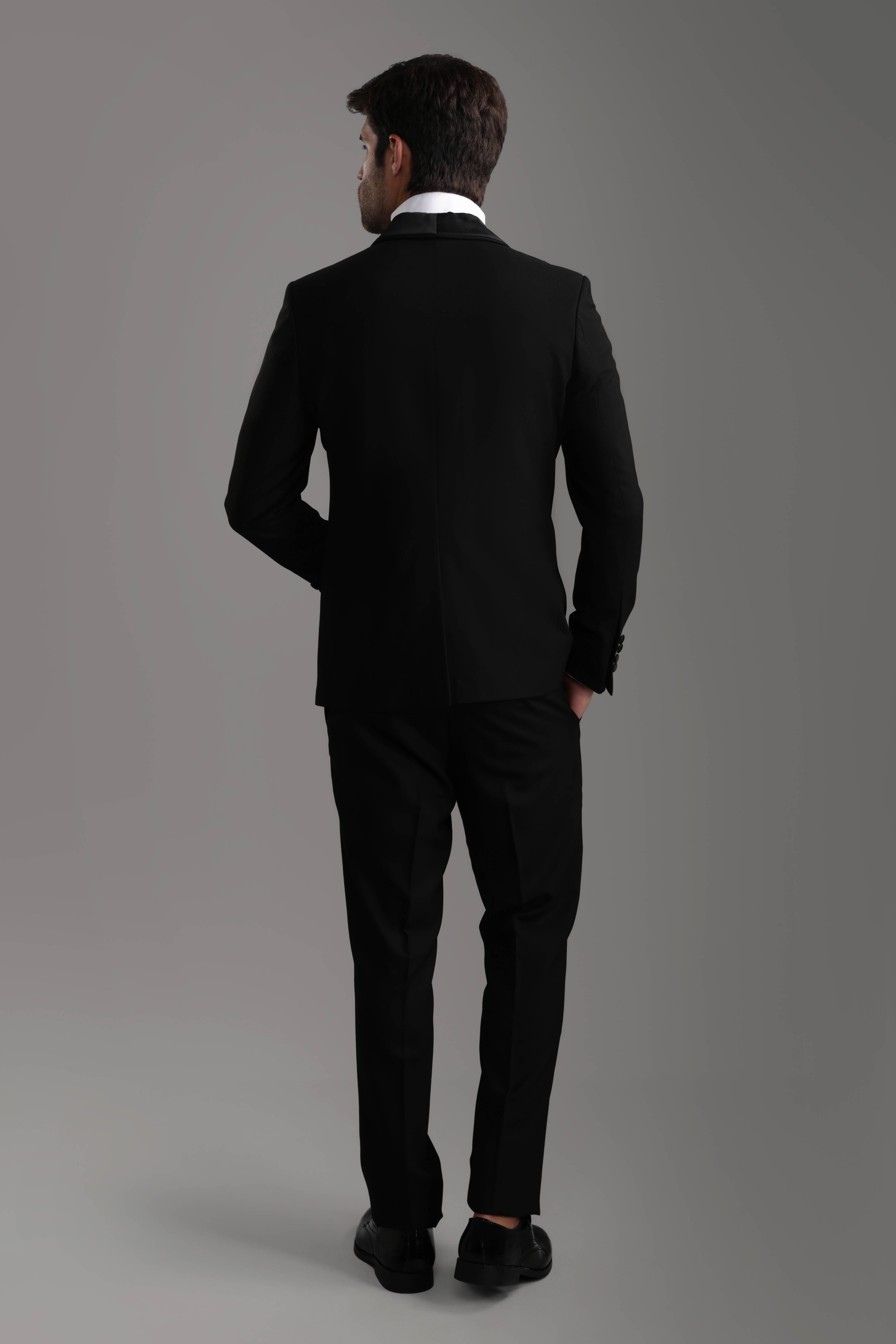 بدلة رسمية سوداء ضيقة