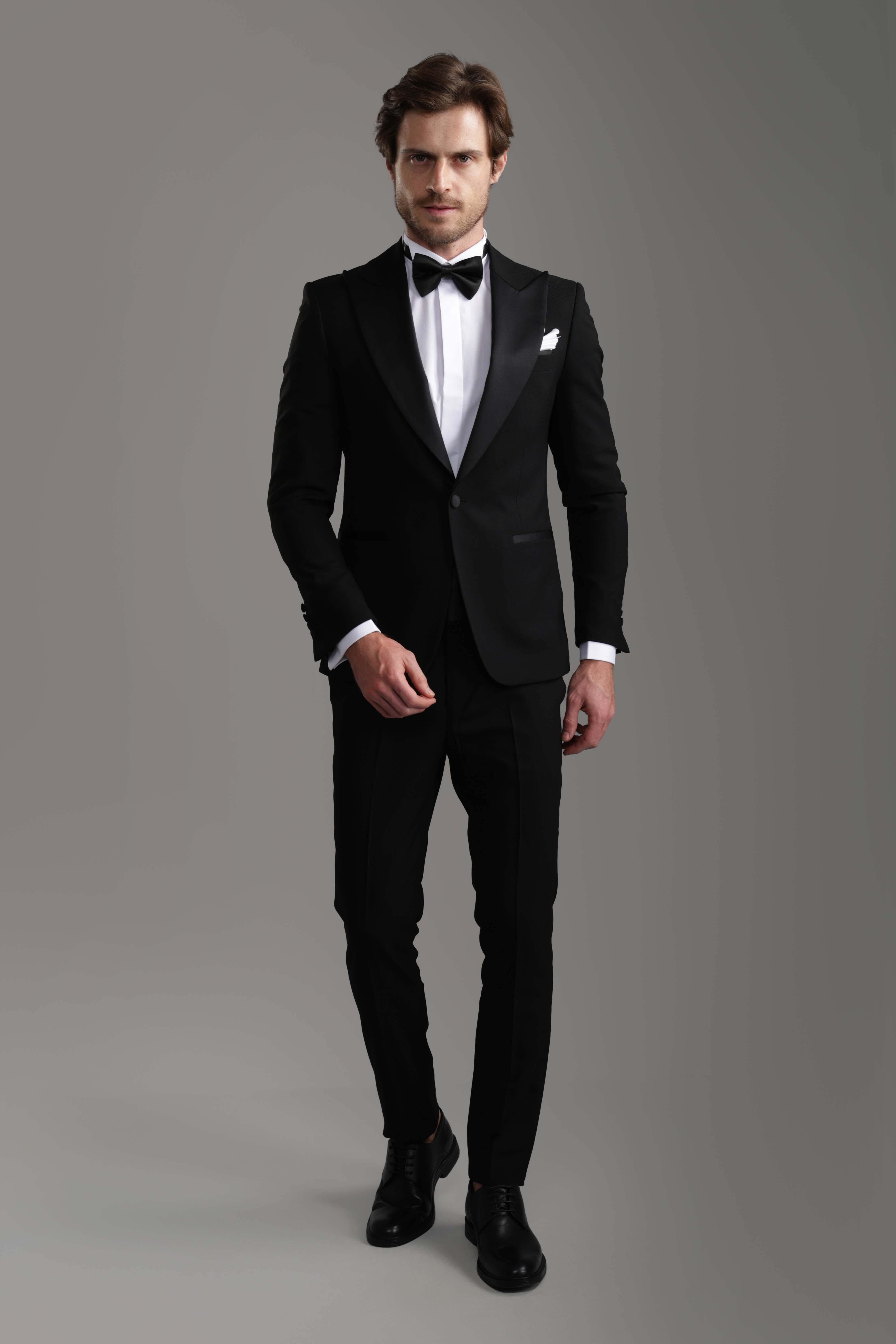 بدلة رسمية سوداء ضيقة