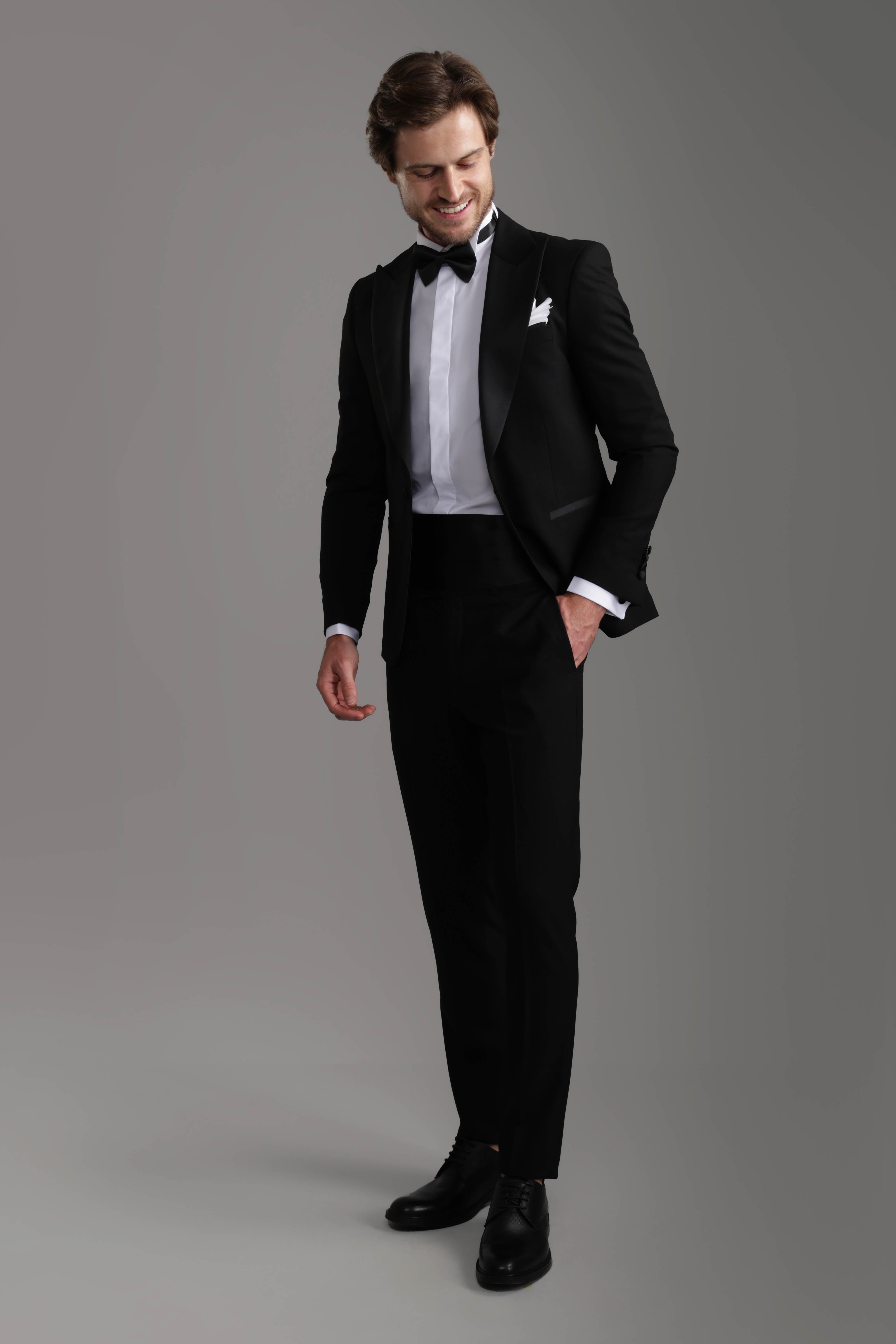 بدلة رسمية سوداء ضيقة