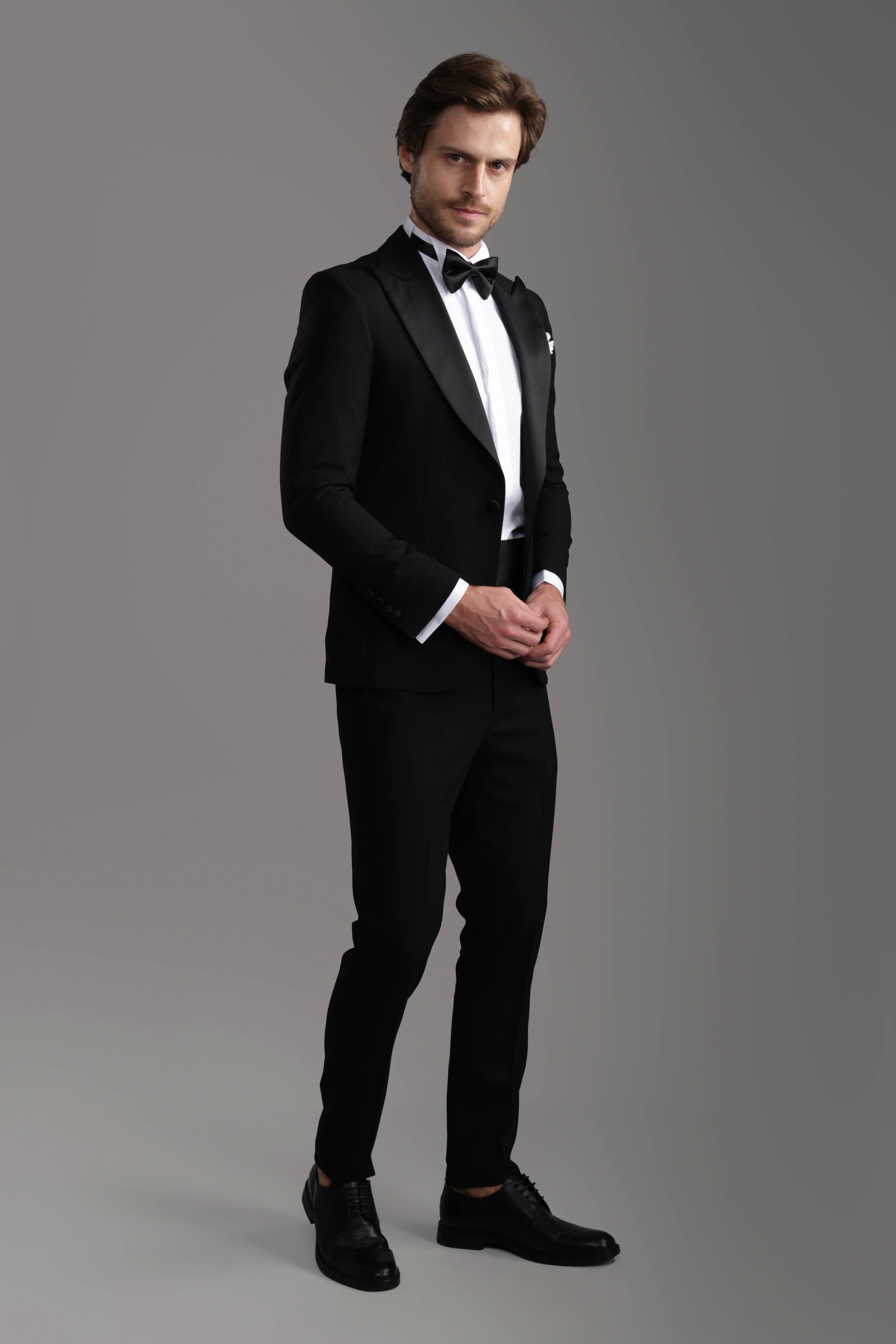 بدلة رسمية سوداء ضيقة