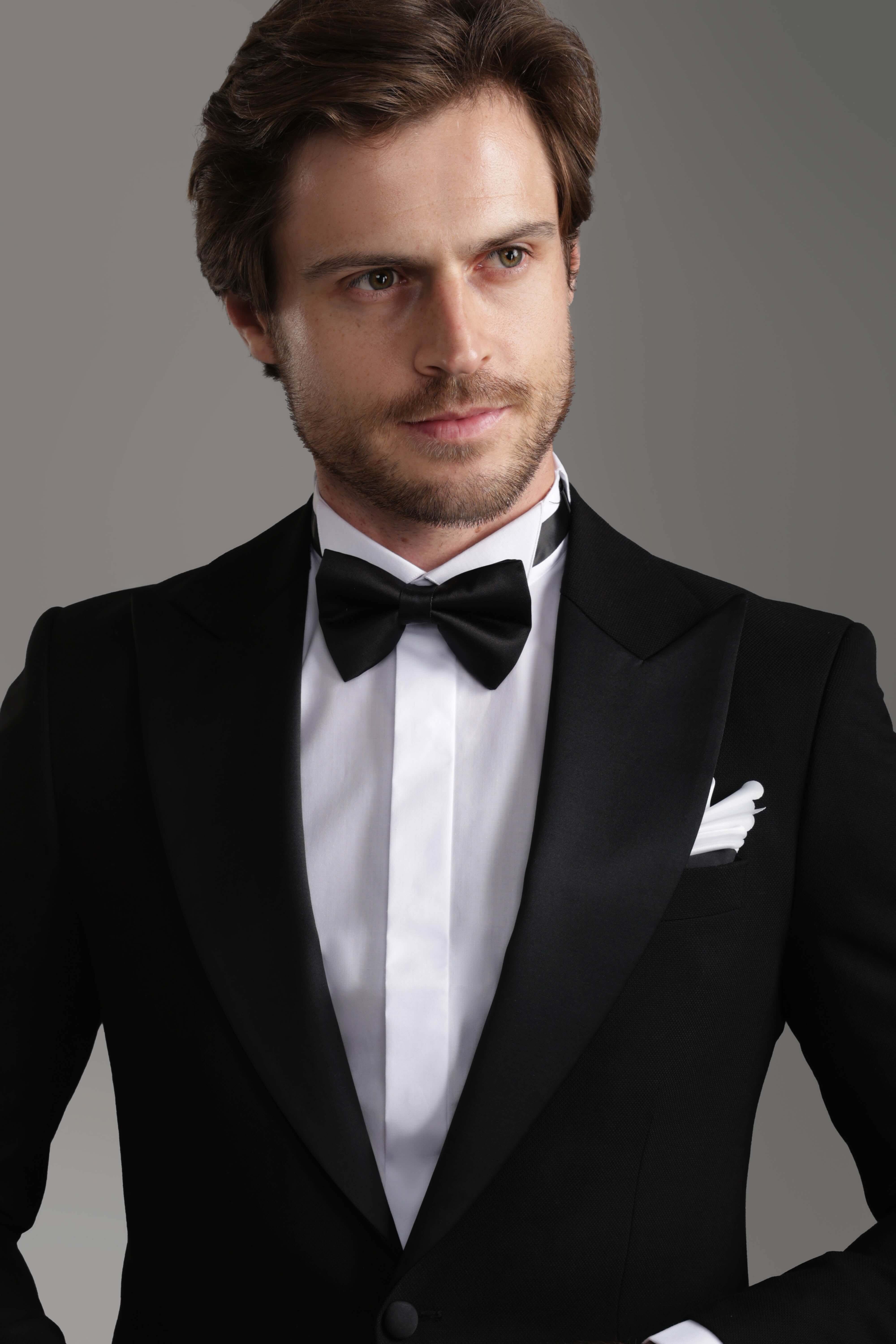 بدلة رسمية سوداء ضيقة