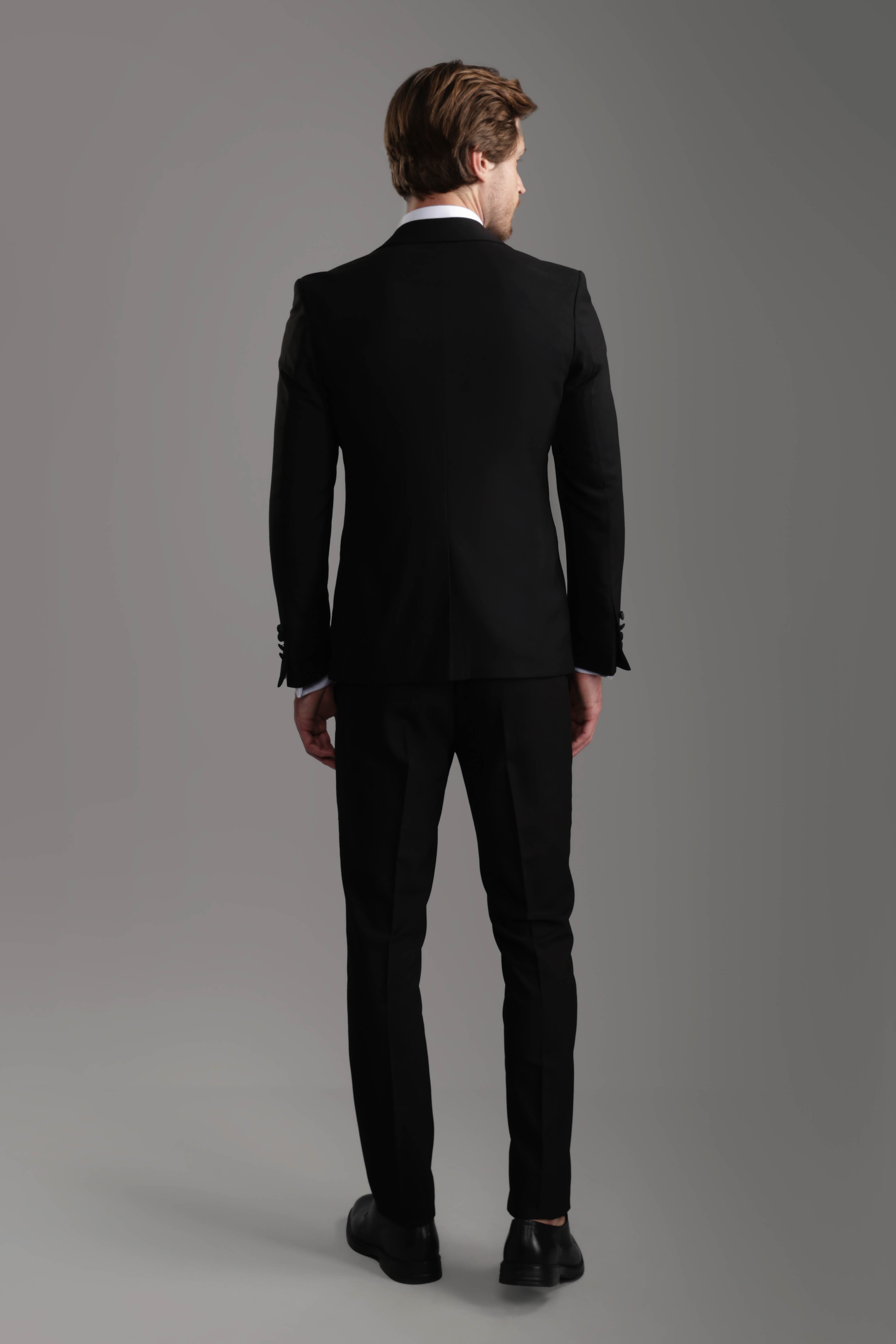 بدلة رسمية سوداء ضيقة