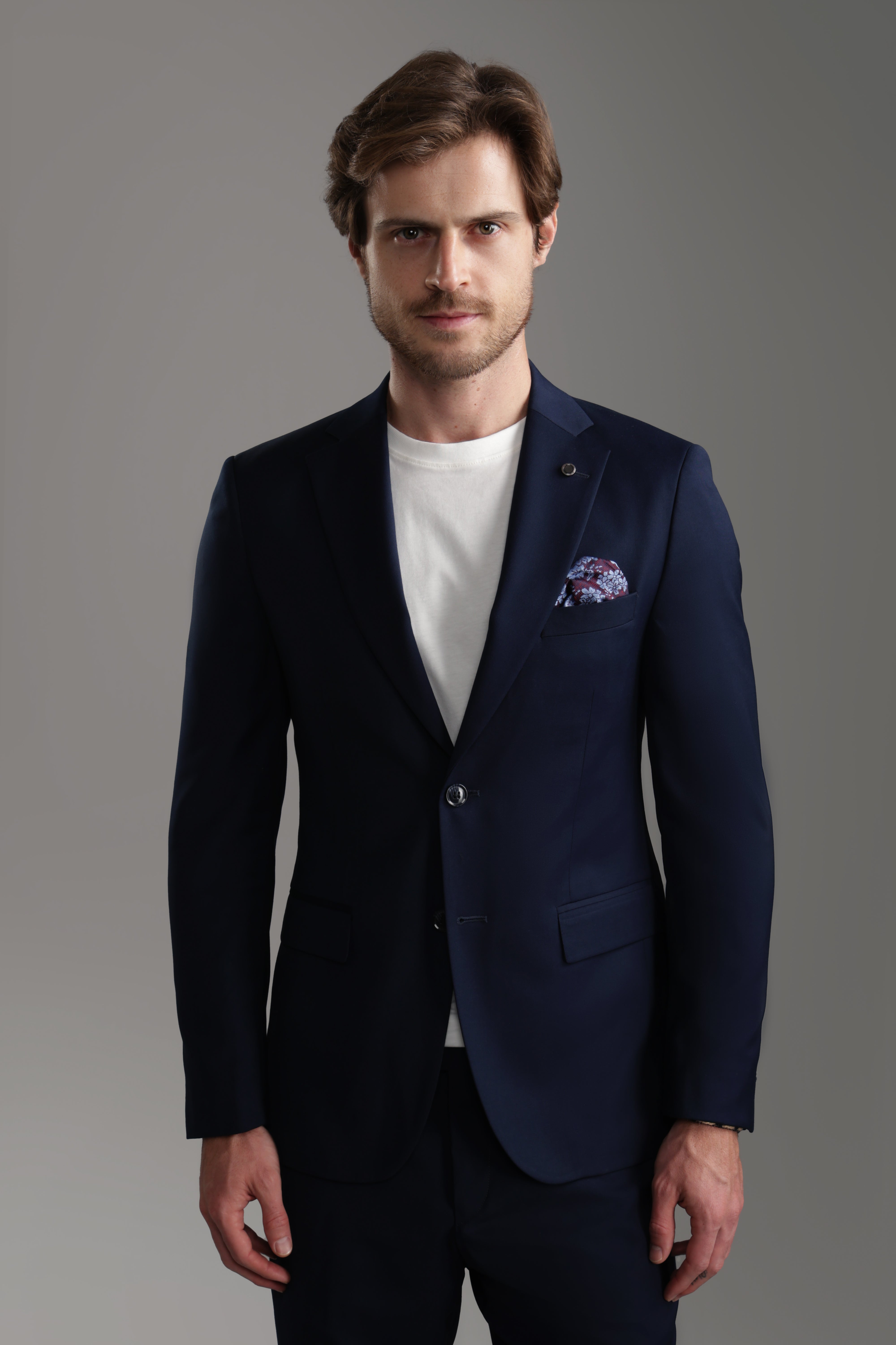 بدلة زرقاء داكنة ضيقة