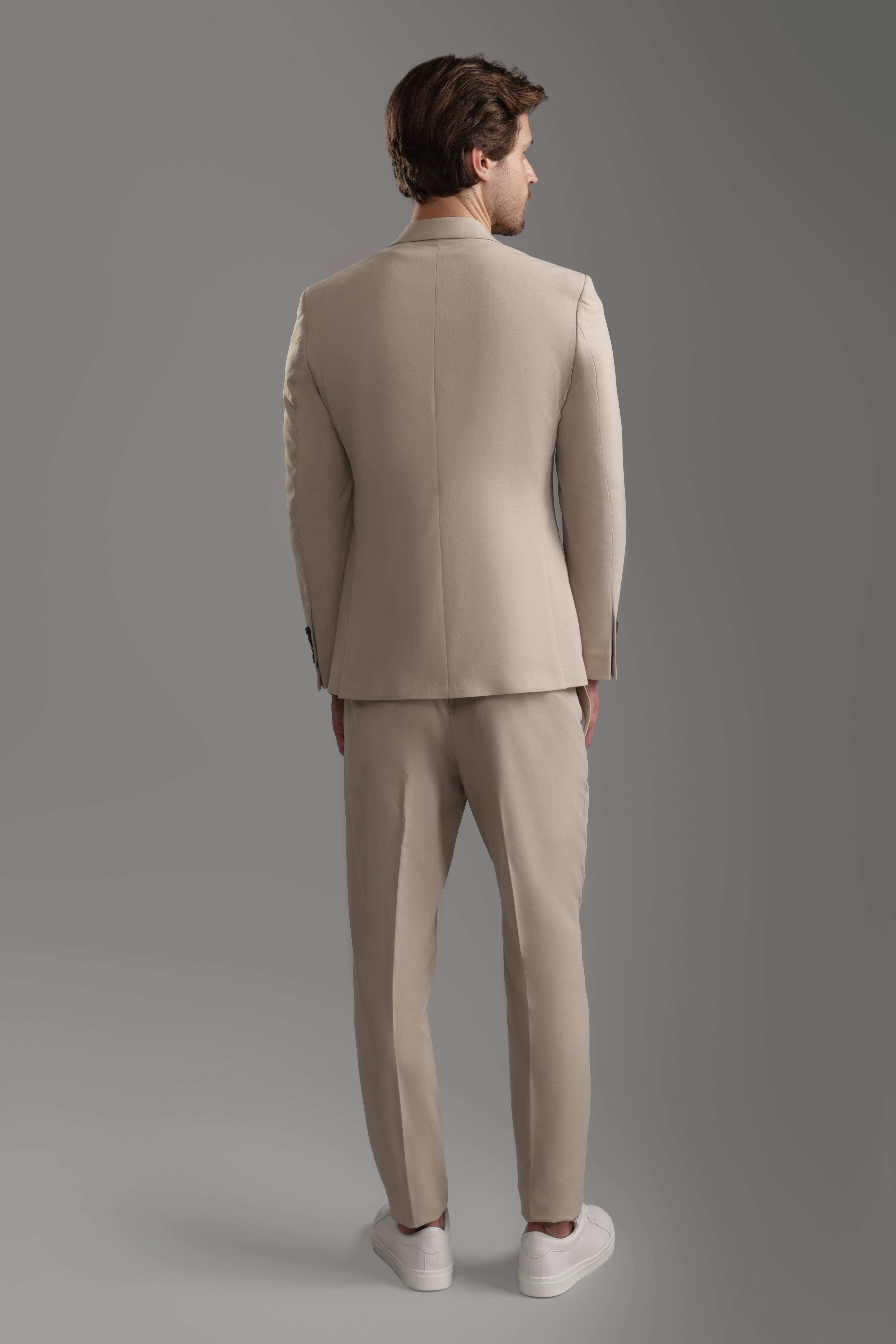 بدلة بيج ضيقة