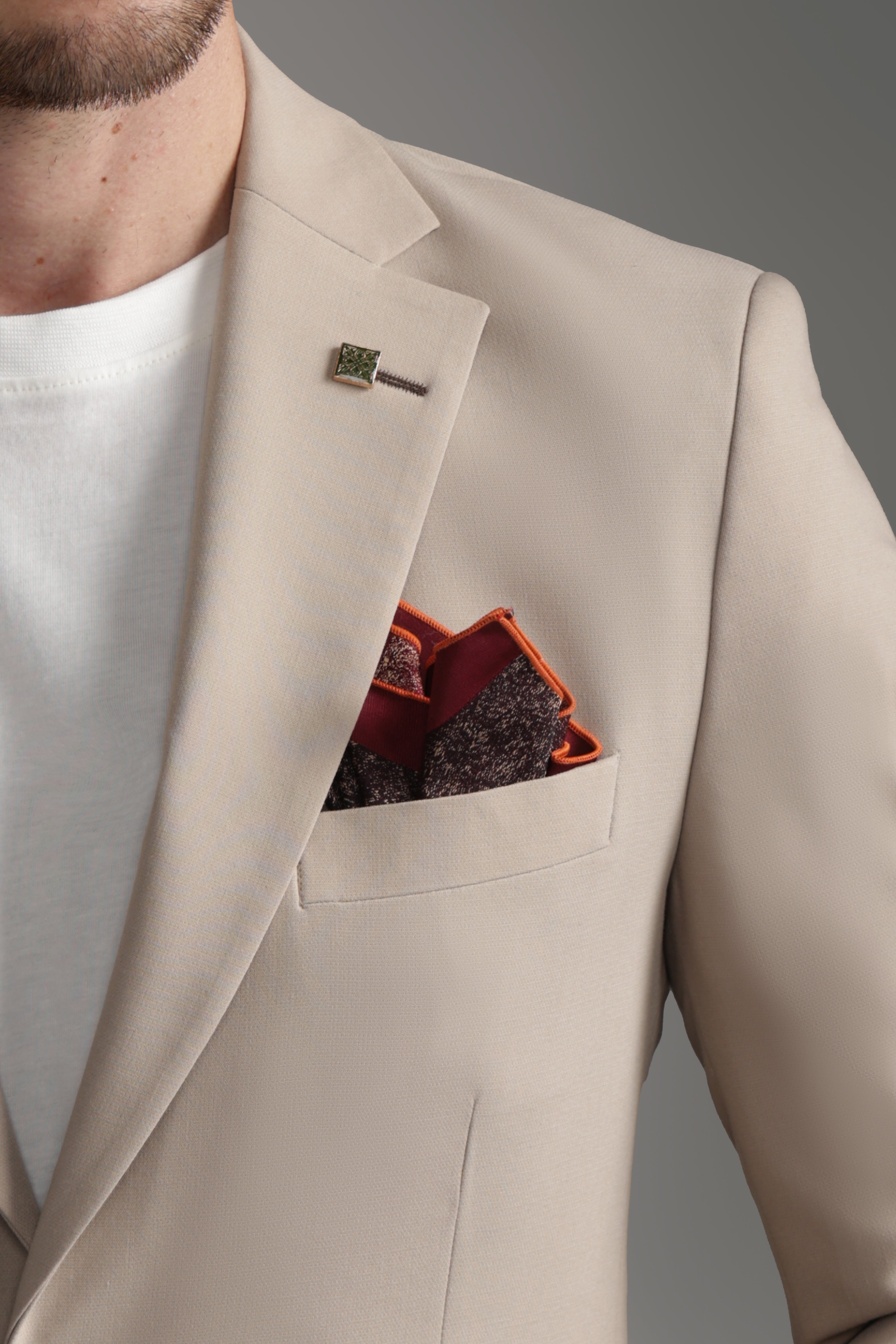 بدلة بيج ضيقة