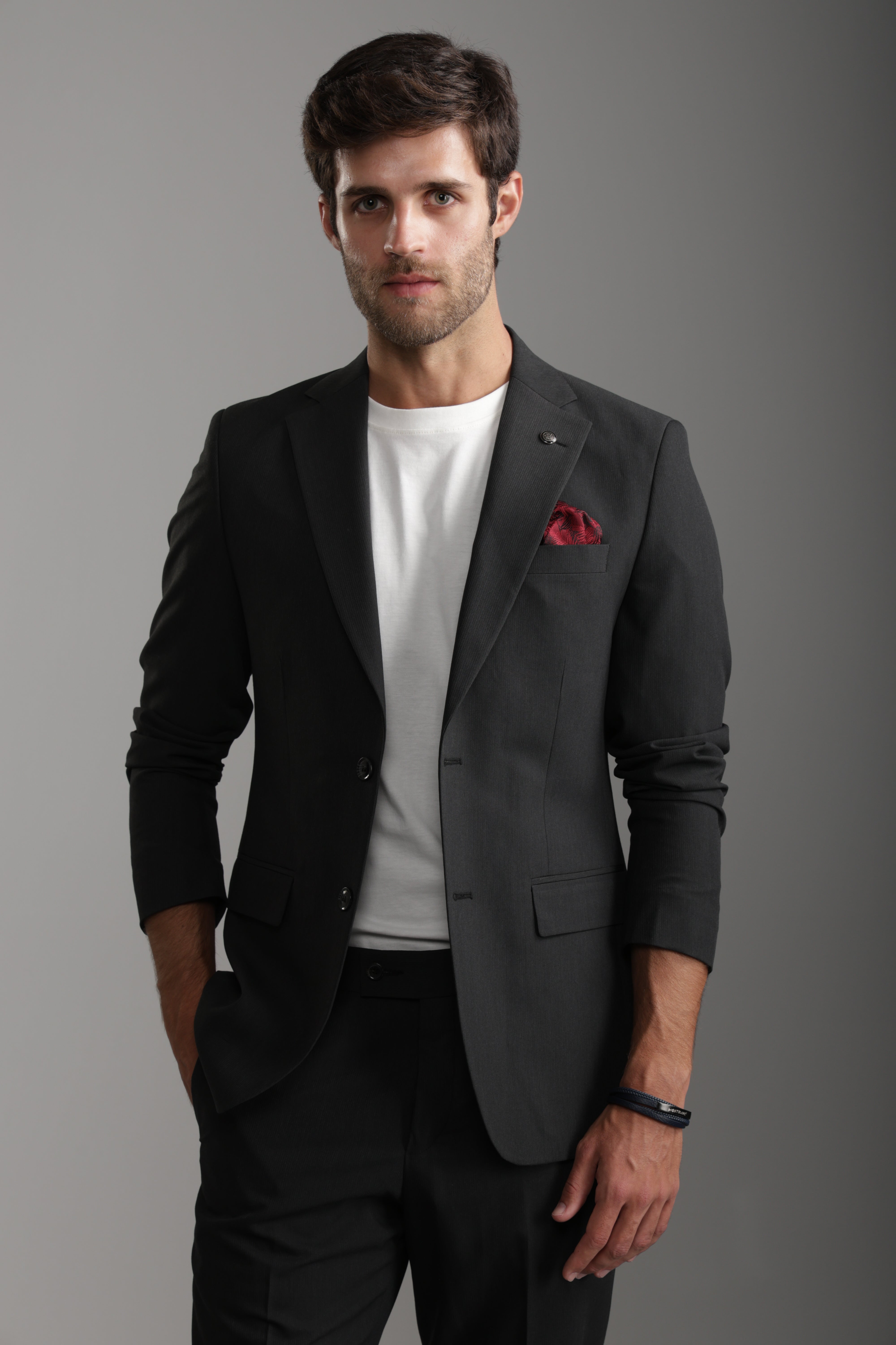 بدلة سوداء ضيقة