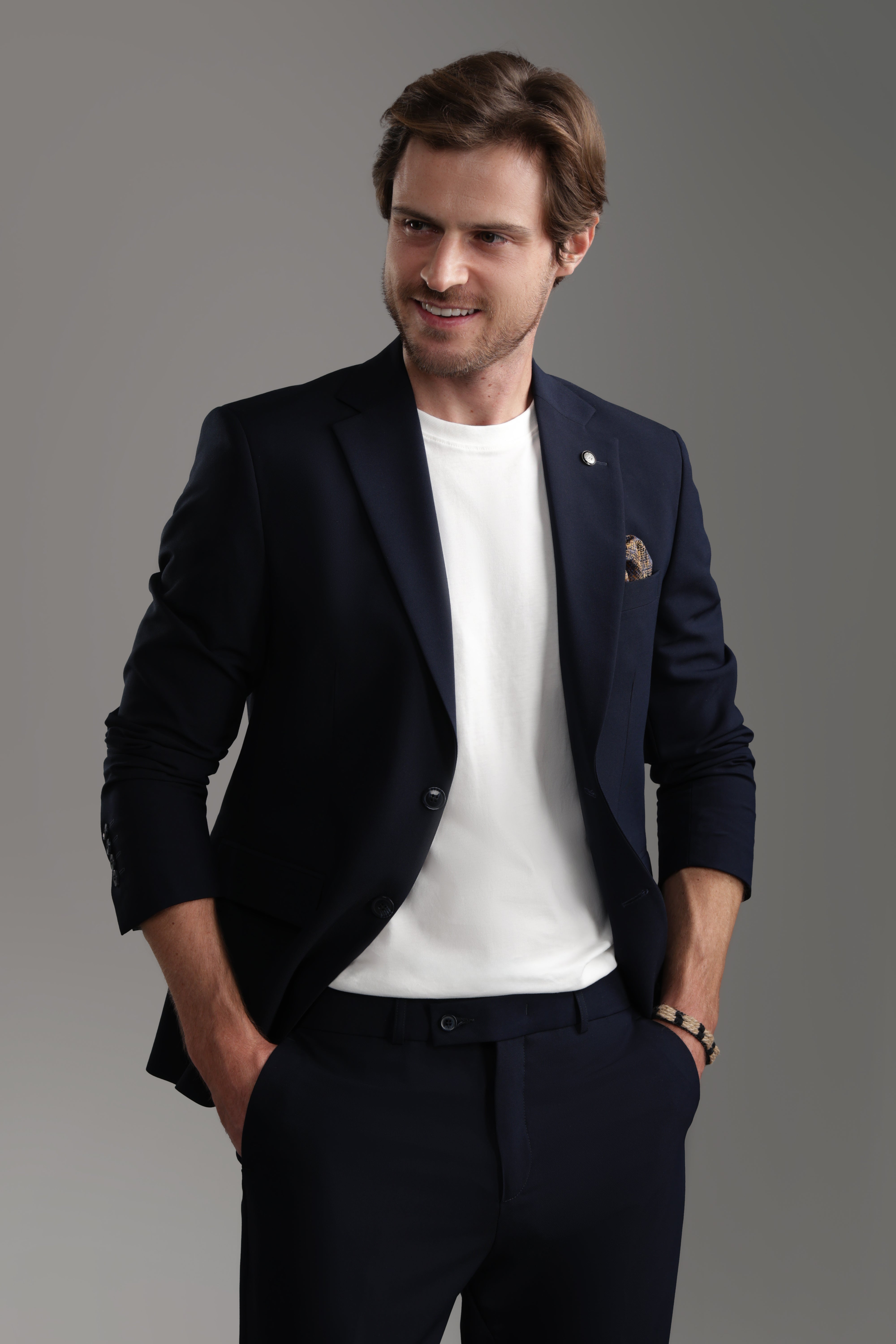 بدلة زرقاء داكنة بقصّة Slim Fit