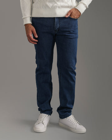 بنطال جينز كلاسيكي أزرق بقصّة مستقيمة