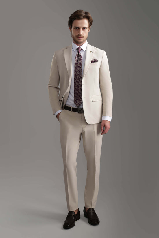 بدلة بيج فاتحة بقصّة Slim Fit