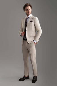 بدلة بيج فاتحة بقصّة Slim Fit