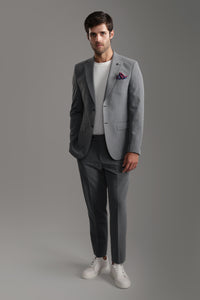 بدلة رمادية فاتحة بقصّة Slim Fit
