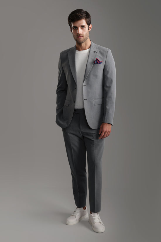 بدلة رمادية فاتحة بقصّة Slim Fit