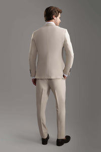 بدلة بيج فاتحة بقصّة Slim Fit