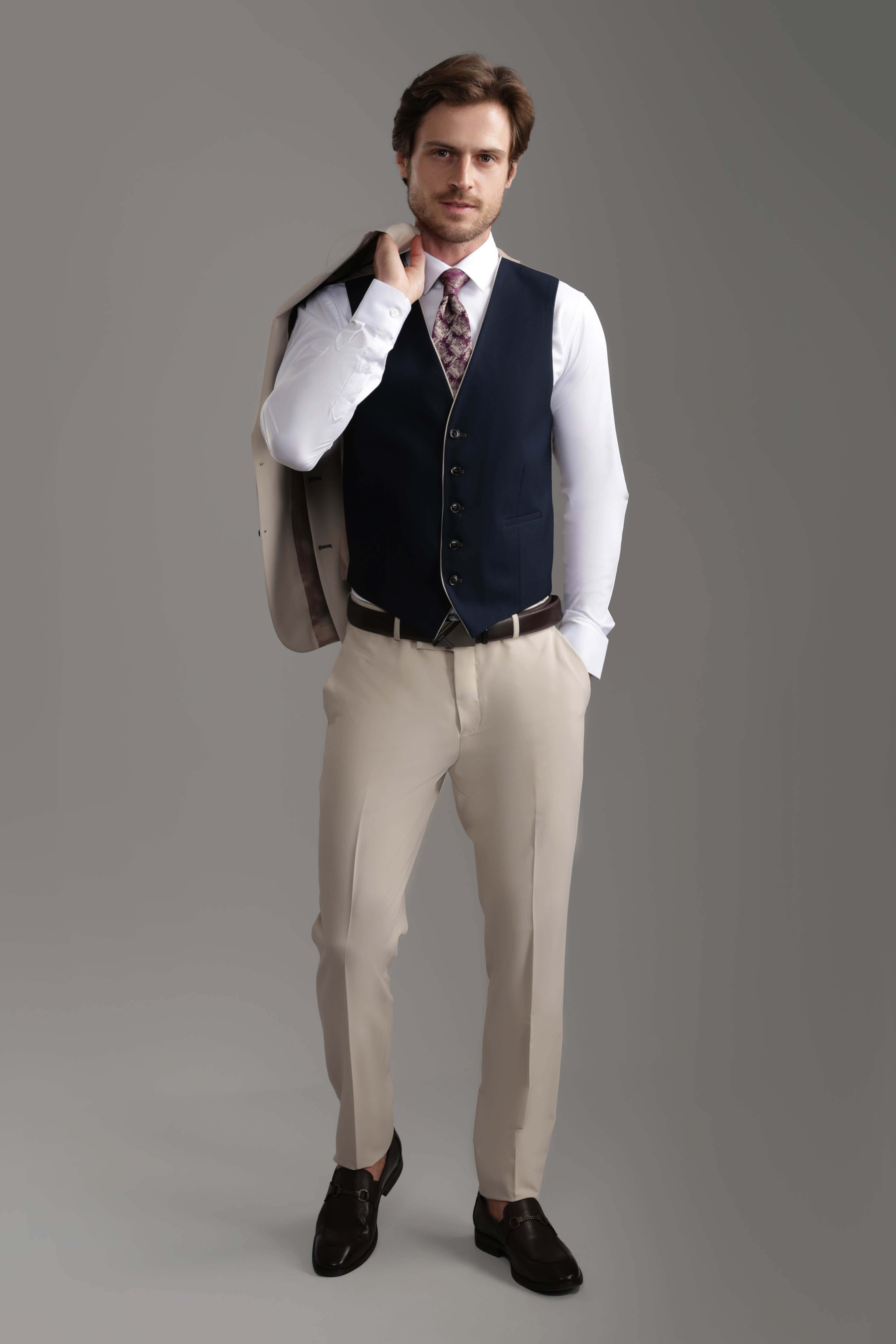 بدلة بيج فاتحة بقصّة Slim Fit