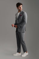 بدلة رمادية فاتحة بقصّة Slim Fit