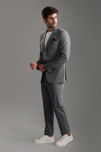 بدلة رمادية فاتحة بقصّة Slim Fit
