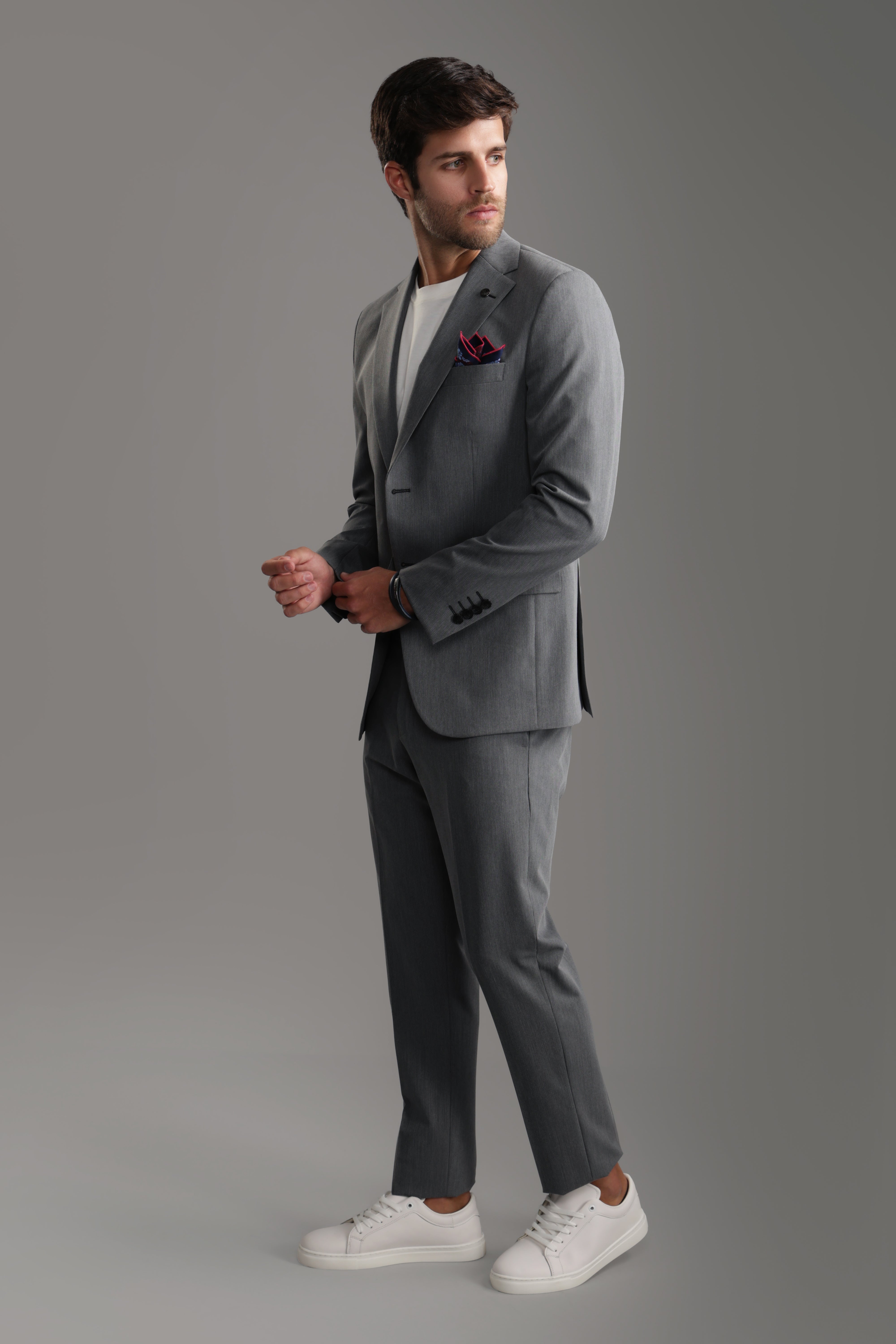 بدلة رمادية فاتحة بقصّة Slim Fit